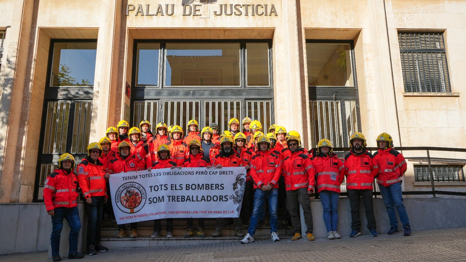 Els bombers en el moment de presentar la demanda/Bombers Precaris