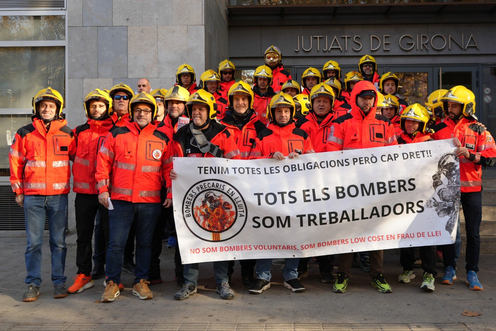 Una imatge dels bombers voluntaris presentant les demandes als jutjats de Girona/Bombers Precaris