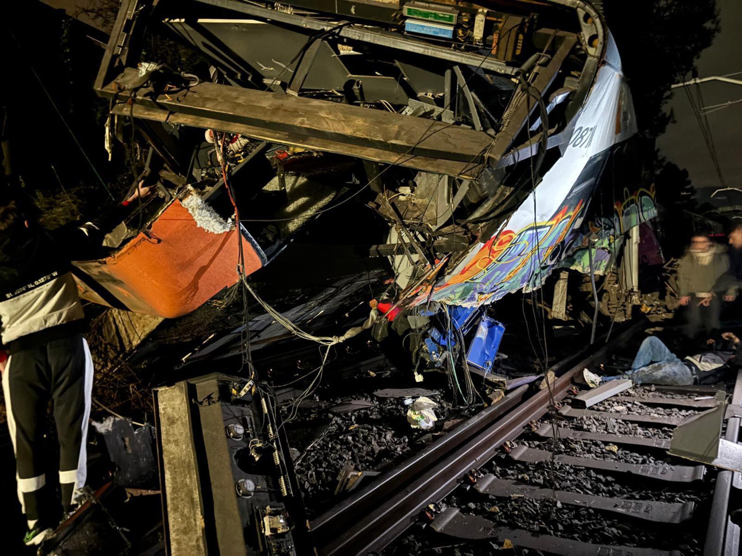 Primeres imatges del tren descarrilat a Gelida després de la caiguda d'un mur de contenció / ACN 