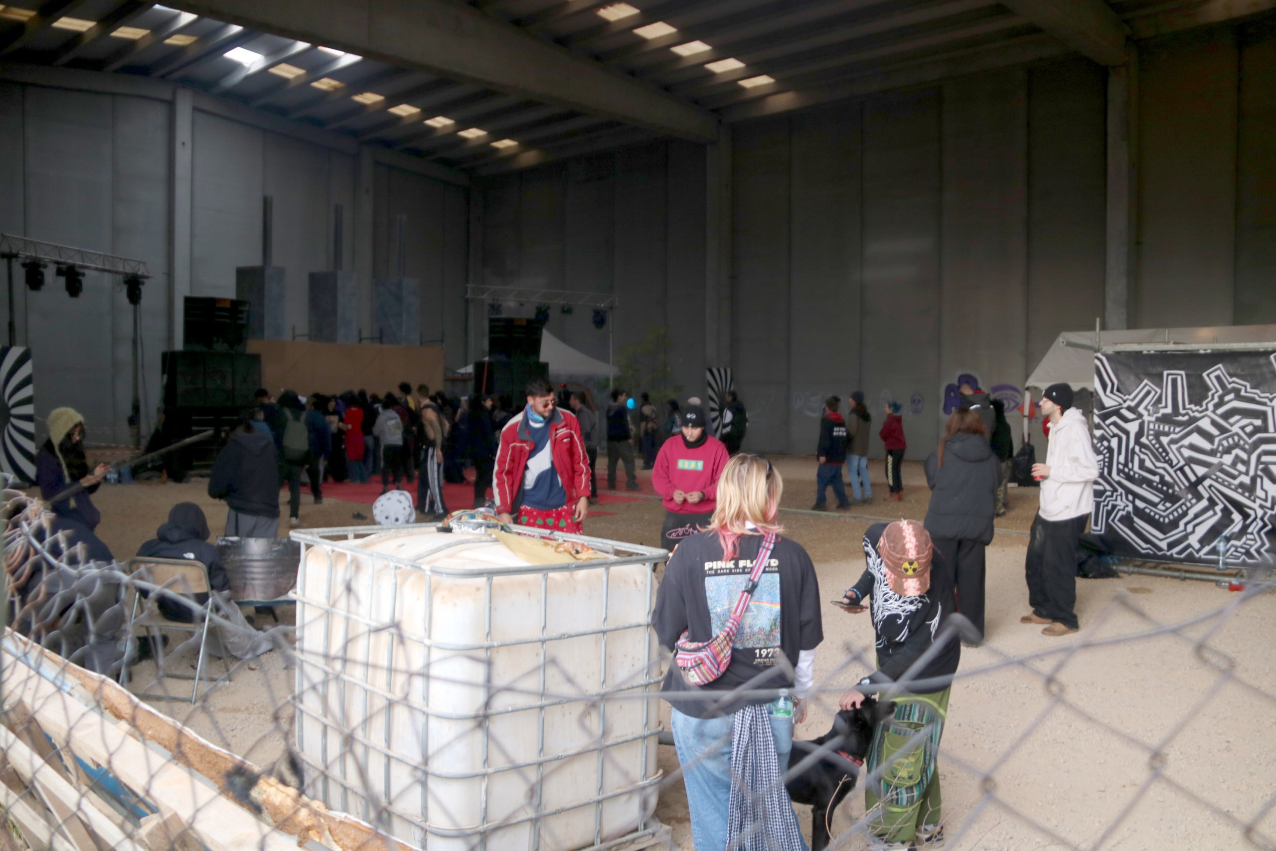 Alguns dels participants de la rave il·legal de la Sénia ballant | Anna Ferràs (ACN)