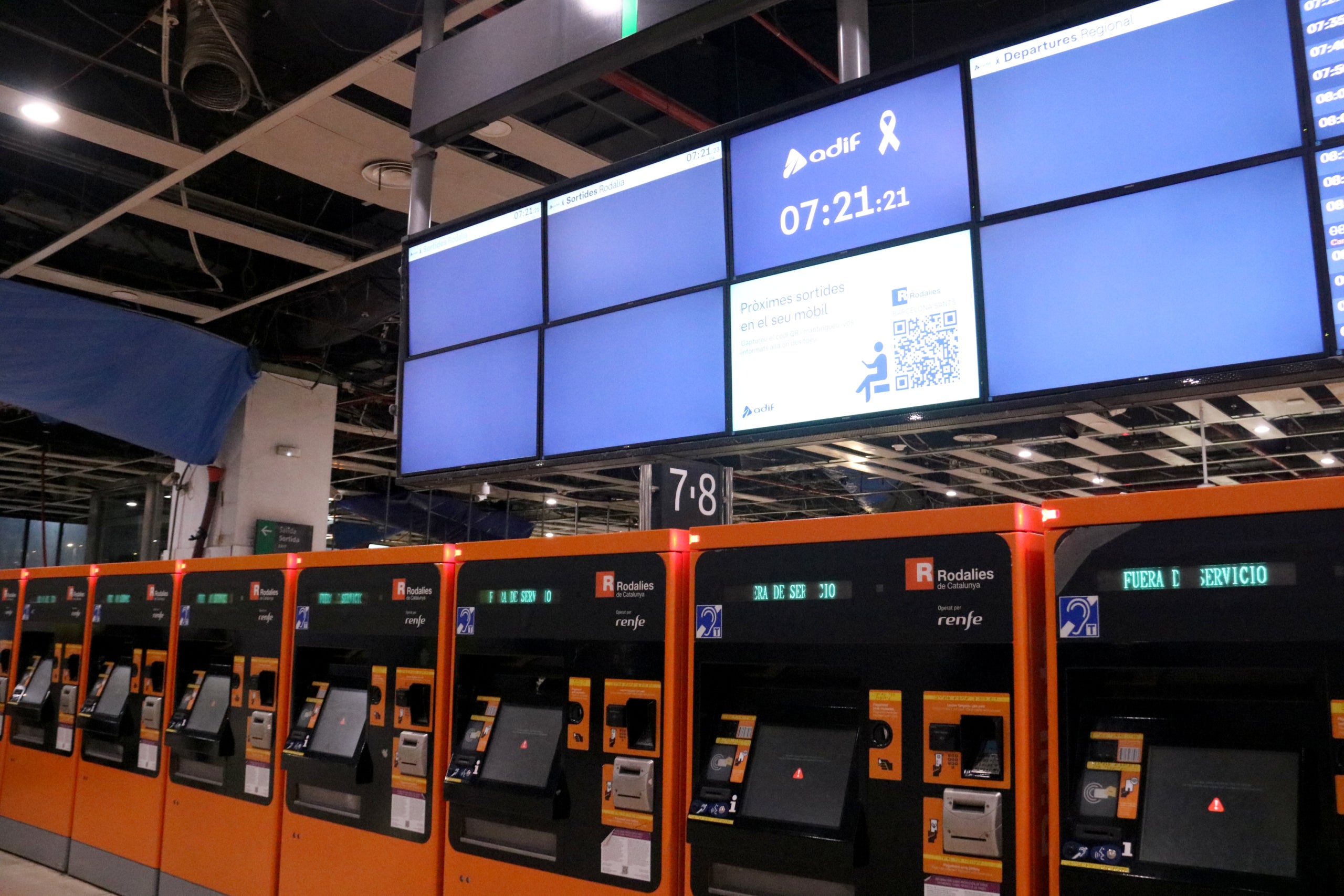 Pantalles buides a l'Estació de Sants en el segon dia sense servei de Rodalies / ACN