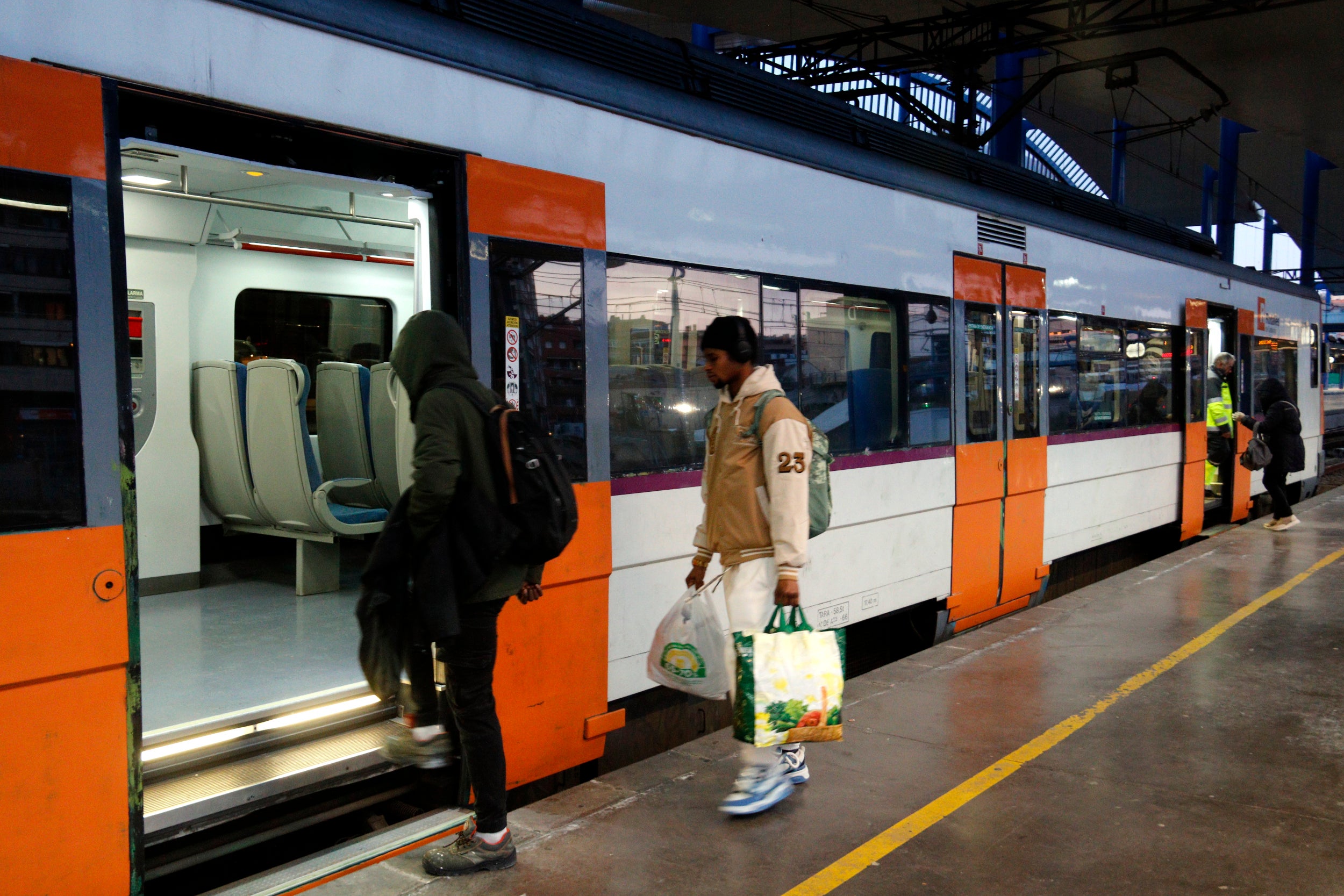Viatgers pujant a un tren de Rodalies a Lleida / ACN