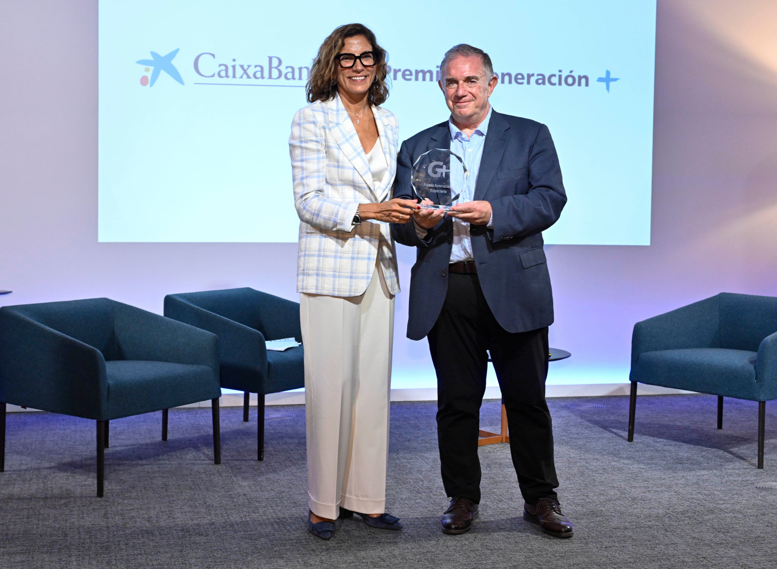 Francesc Salvador, vicepresident de Fundació Privada Portal, en recollir el premi Generació + Trajectòria-CaixaBank, en la segona edició de les trobades 'Generació +', centrada en la longevitat i el reconeixement a referents sènior / Foto: Caixabank