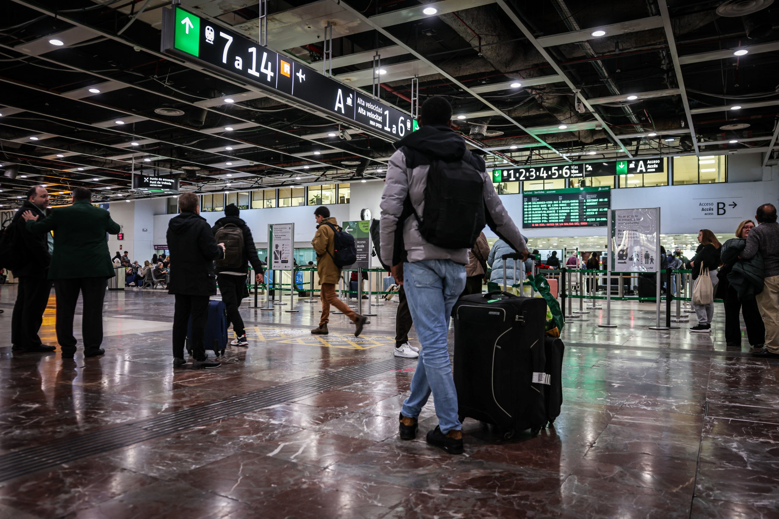 Diversos passatgers atrapats a l'Estació de Sants de Barcelona per la crisi de Rodalies / ACN