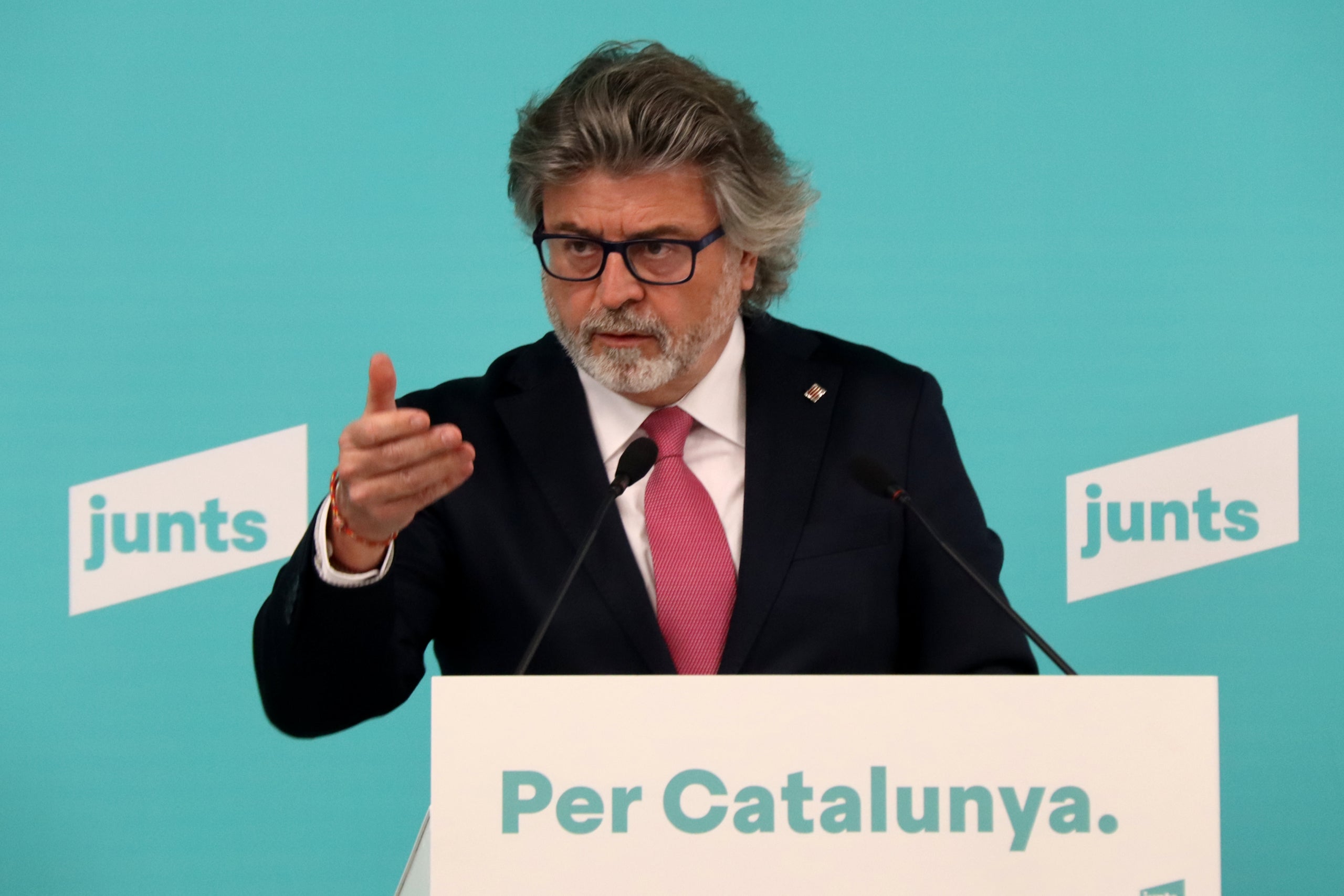 El vicepresident de Junts, Antoni Castellà, en roda de premsa aquest divendres a la seu del partit | Nico Tomás (ACN)