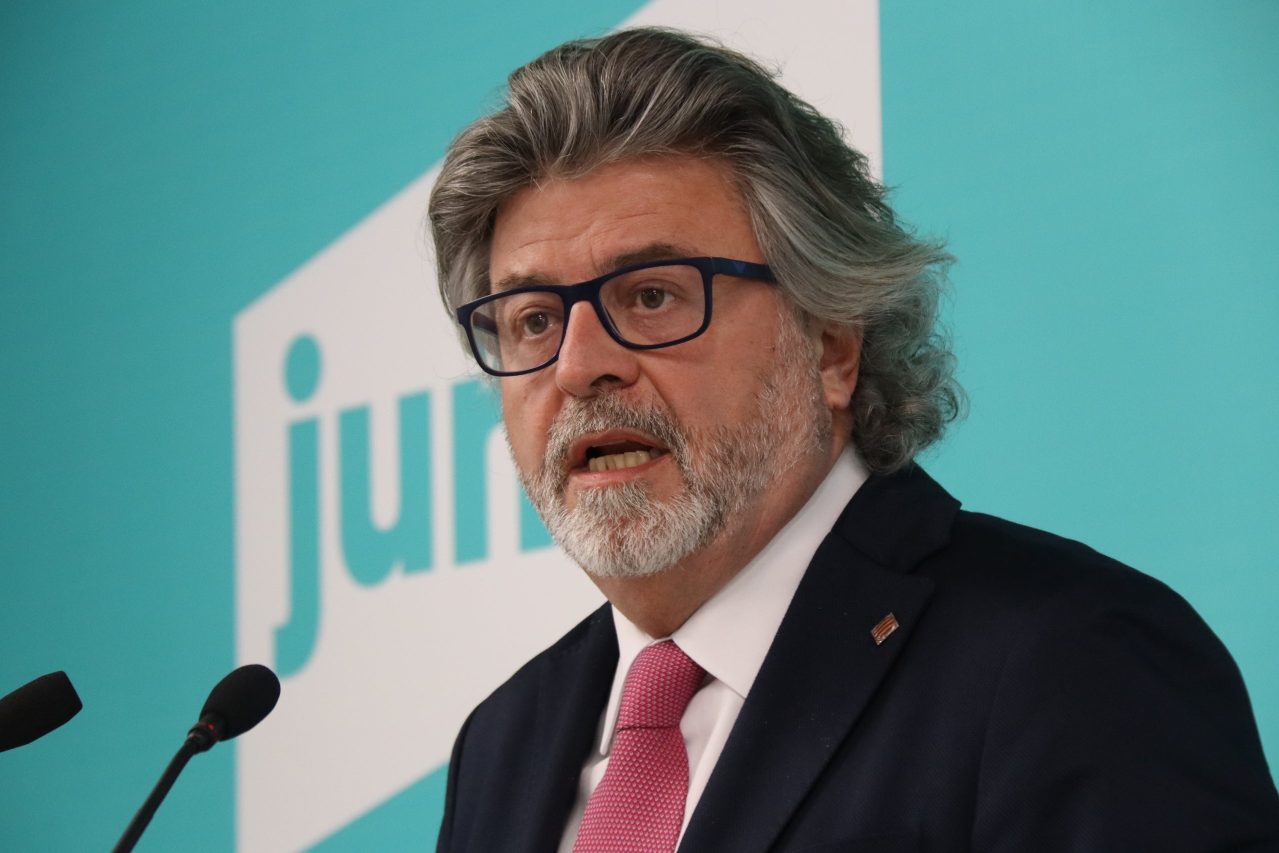 El vicepresidente de Junts, Antoni Castellà, en rueda de prensa en la sede del partido | Nico Tomás (ACN)