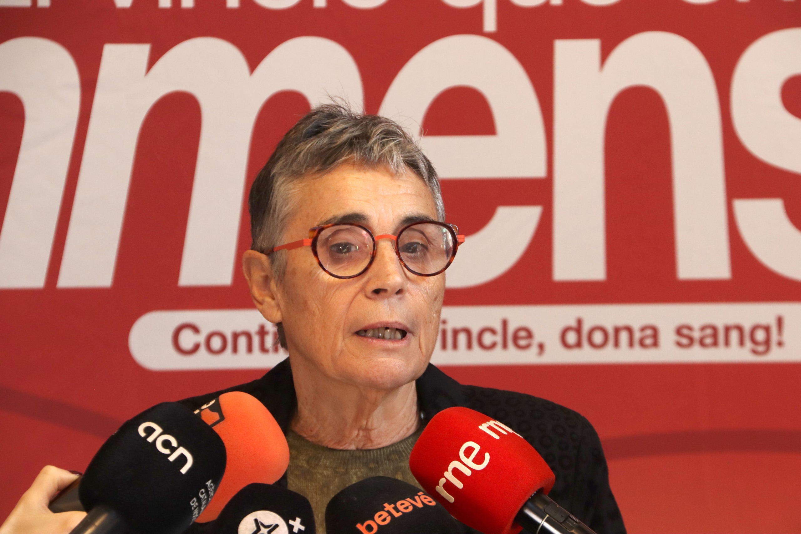 La consellera de Salut, Olga Pané, en una atenció als periodistes durant la inauguració de la Marató de Donants de Sang de Catalunya 2026 al recinte modernista de Sant Pau / Laura Fíguls (ACN)