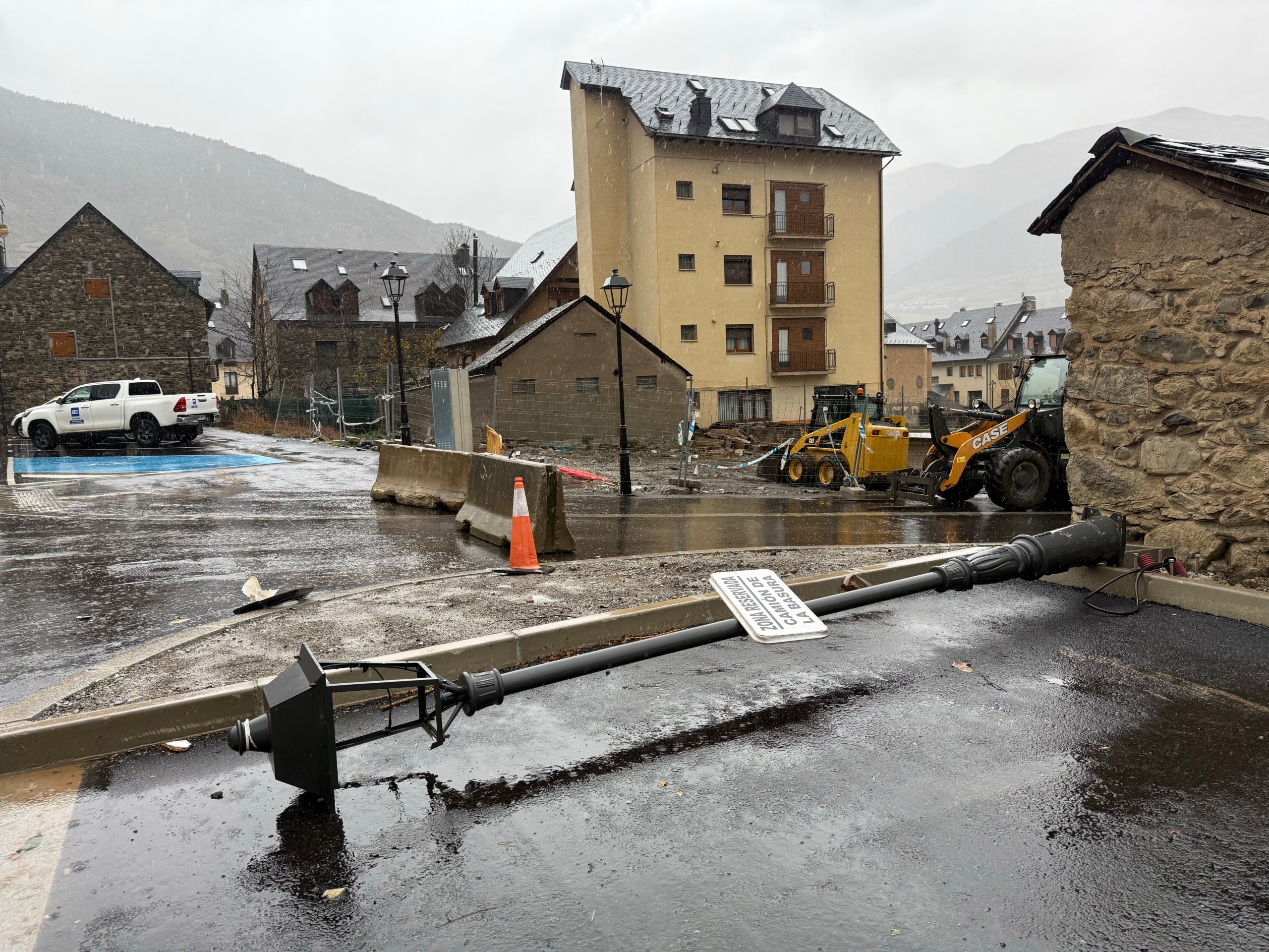 Mobiliari urbà trencat a Vielha durant les ventades del novembre / ACN-Marta Lluvich