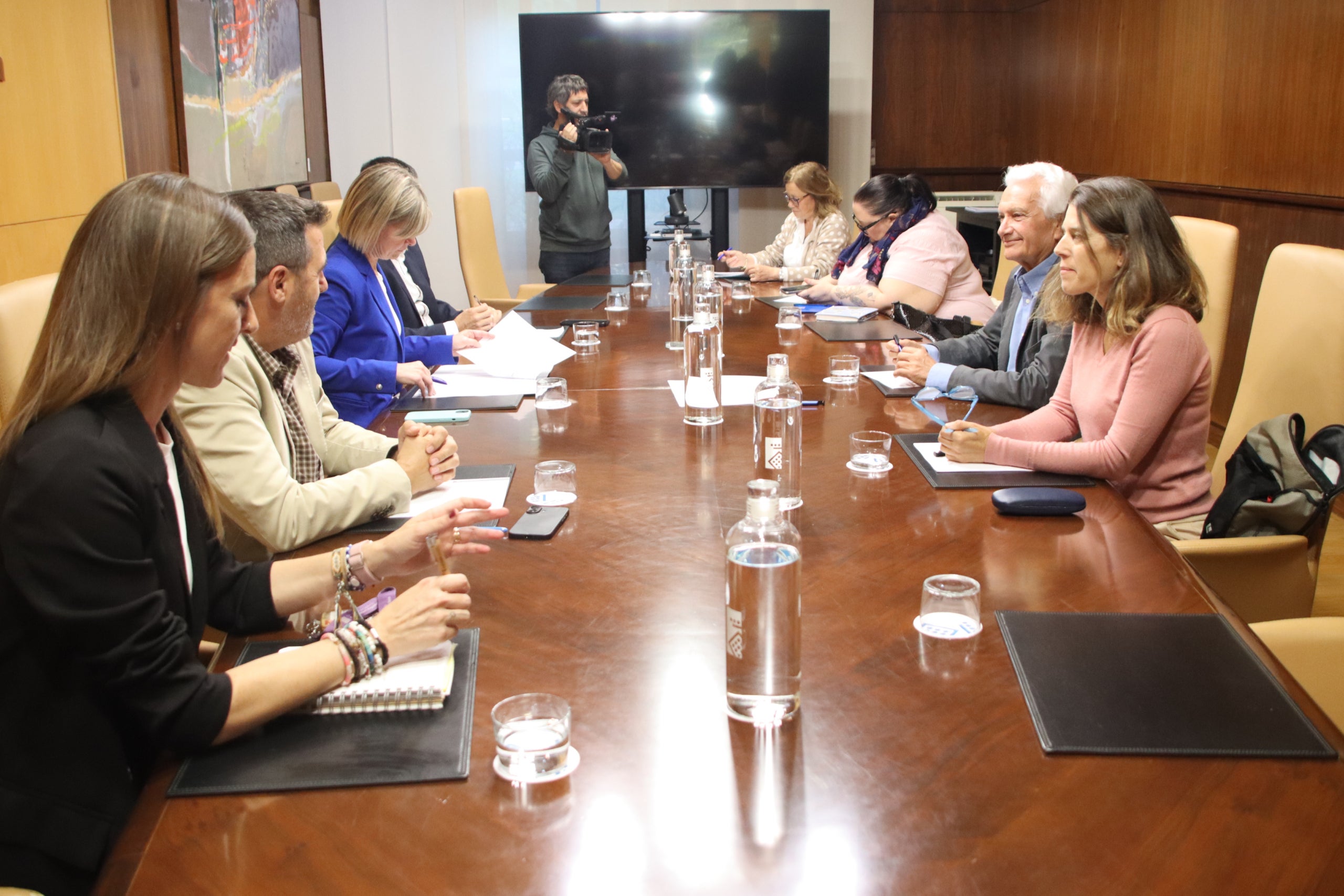 Imagen del encuentro entre partidos políticos de la Diputación de Tarragona y representantes de las plataformas de usuarios del ferrocarril, celebrado este jueves en la Diputación de Tarragona | Eloi Tost (ACN)