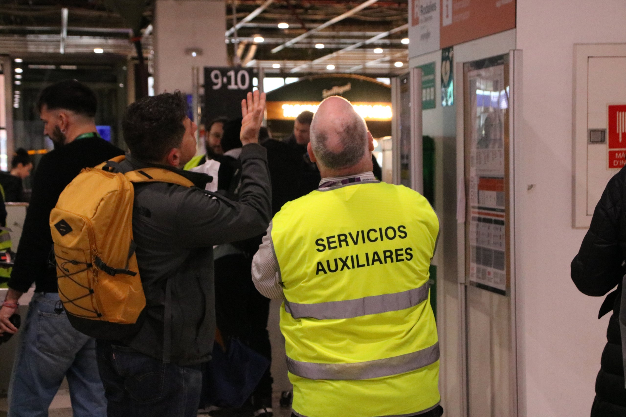 Un usuari atrapat per la crisi ferroviària a l'estació de Sants / ACN