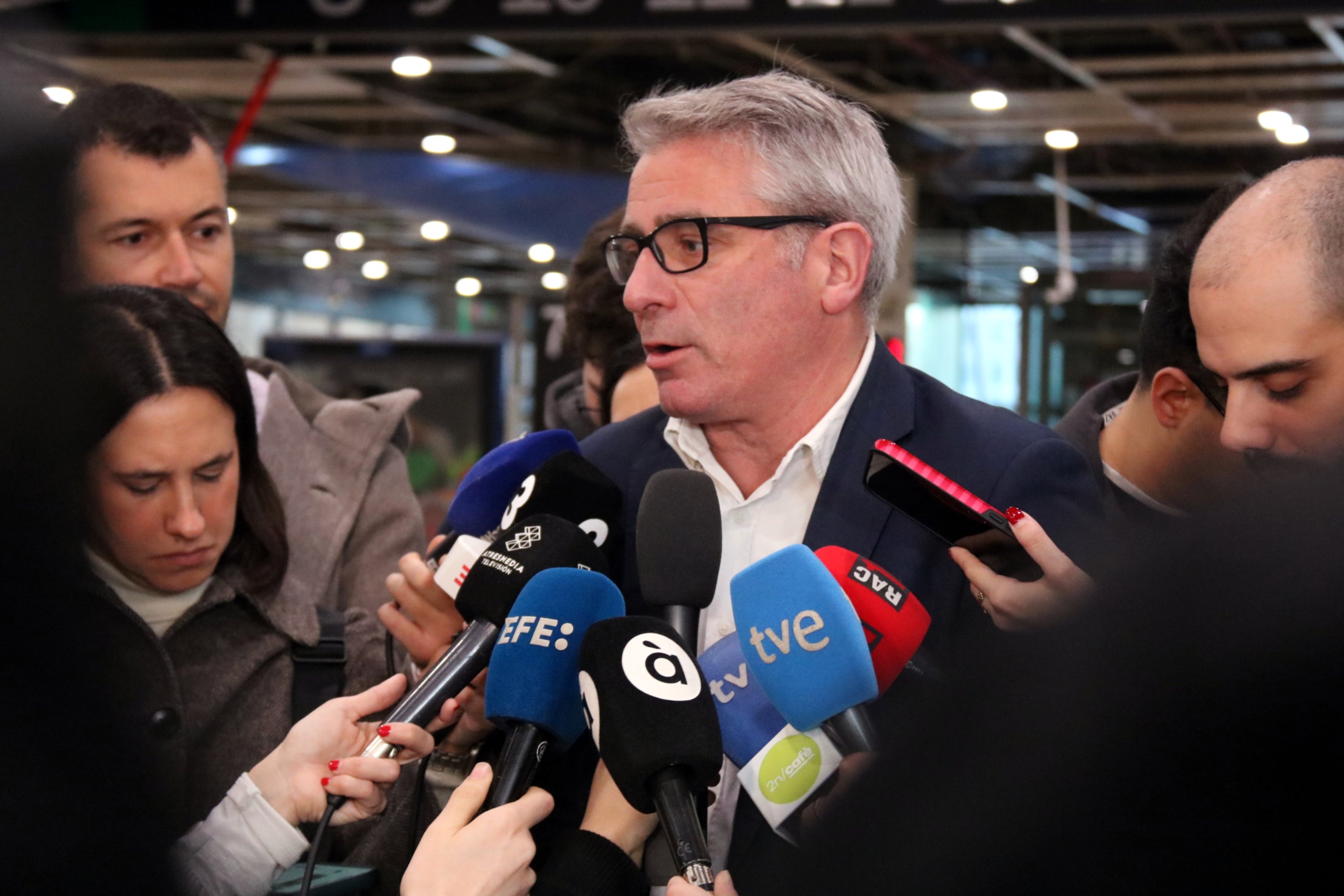 El portaveu de Renfe a Catalunya, Antonio Carmona, en una atenció als mitjans a l'estació de Sants
| Andrea Salazar (ACN)