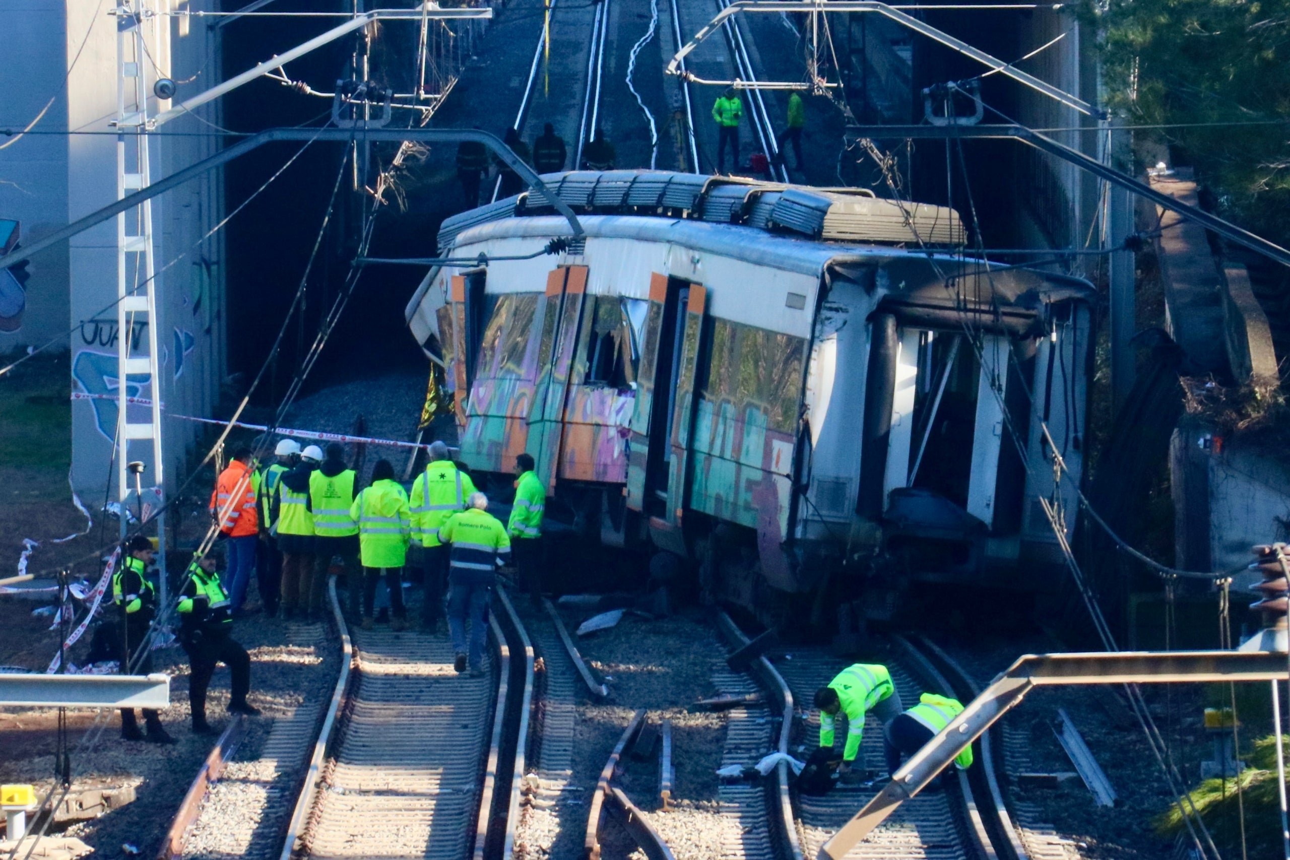 Personal de Renfe, al costat de la locomotora accidentada a Gelida