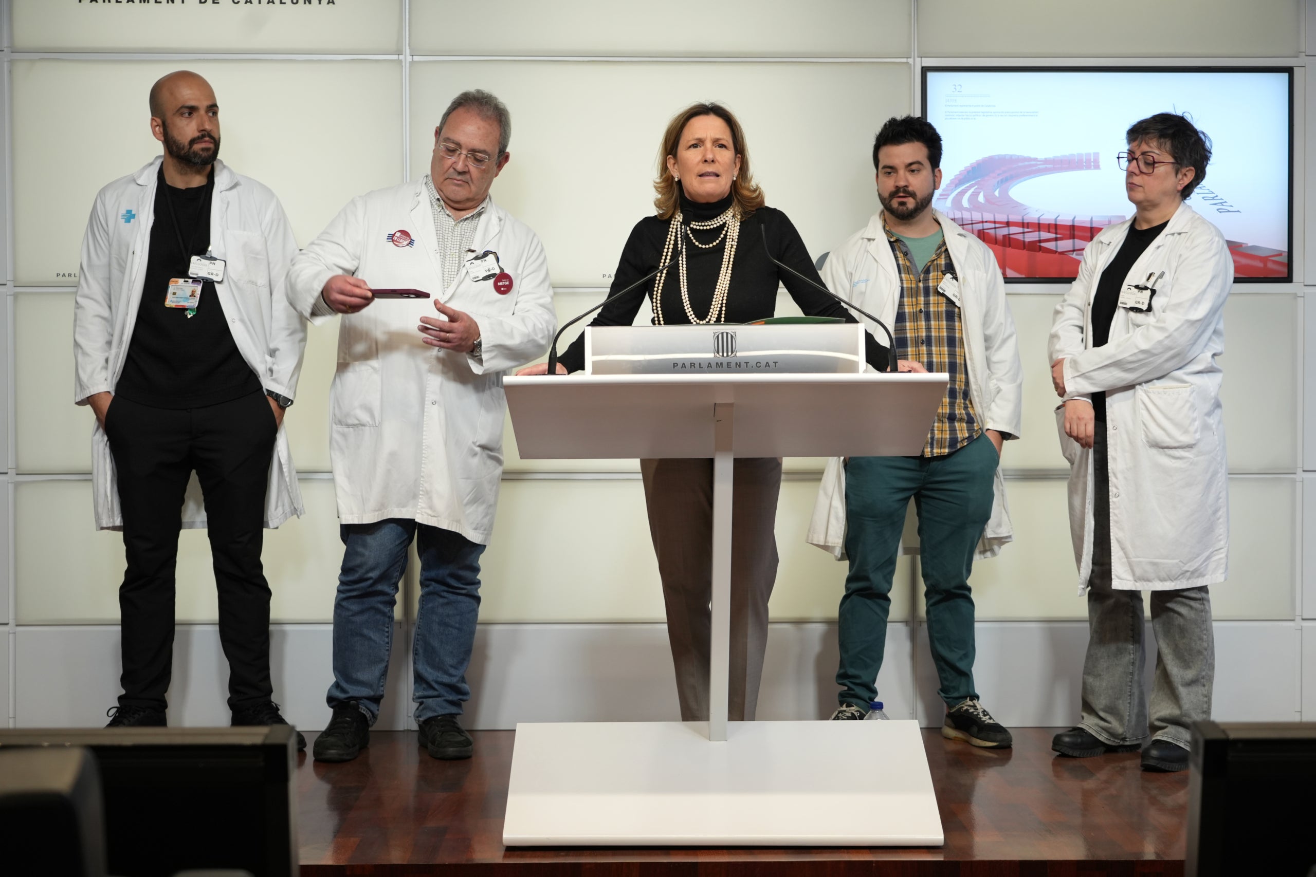 La diputada de Vox, María García Fuster, amb representants de Metges de Catalunya / ACN-Marta Sierra