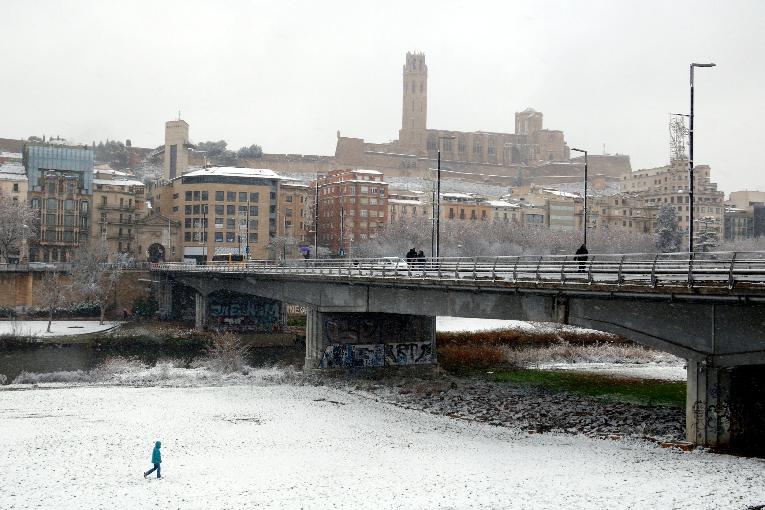 La canalització del riu Segre i la Seu Vella de Lleida, sota la neu. | Roger Segura (ACN)