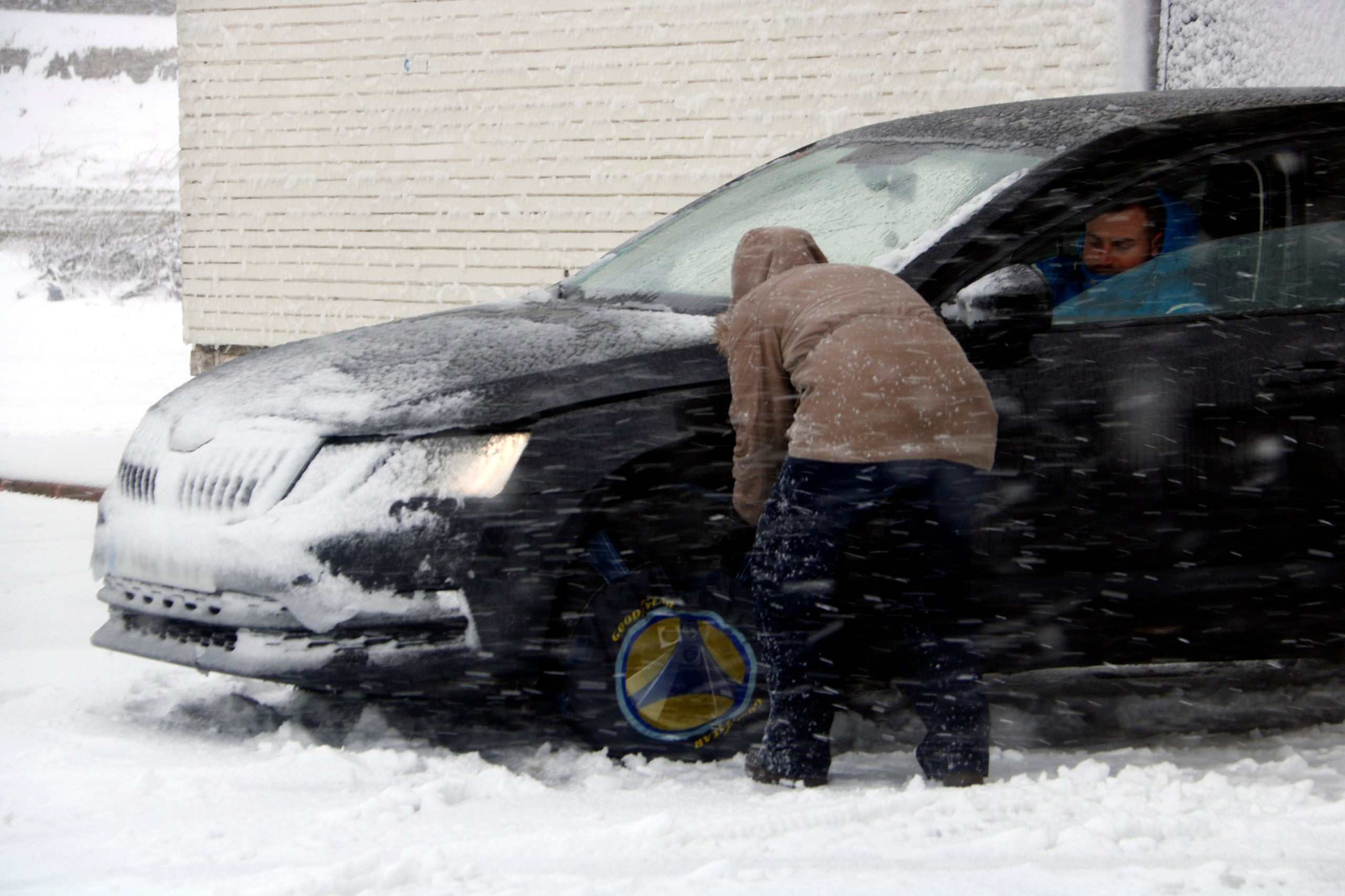 Un cotxe aturat per la nevada / ACN