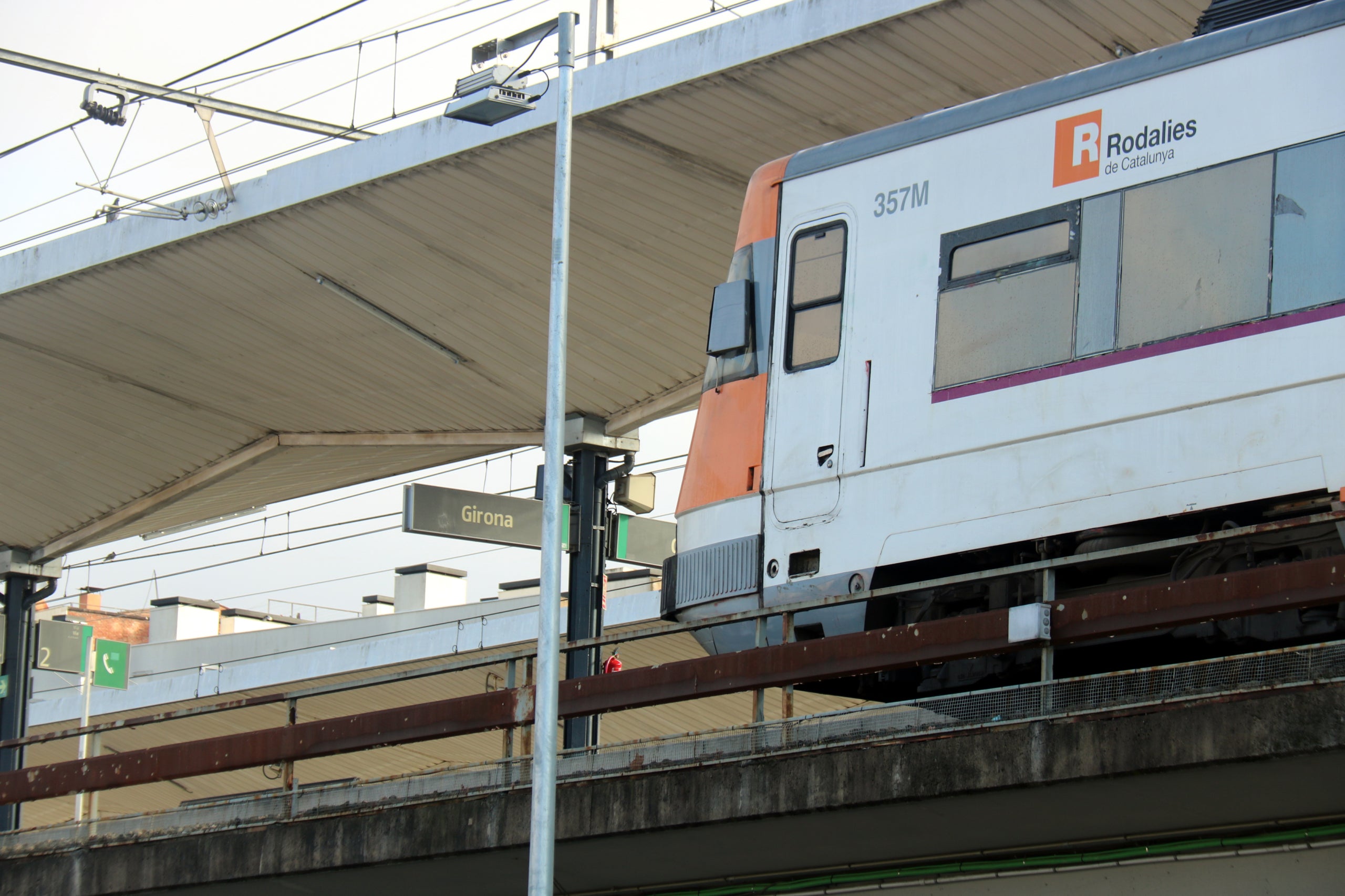 Pla detall d'un comboi de Rodalies aturat a les vies de l'estació de trens convencional de Girona | Xavier Pi (ACN)