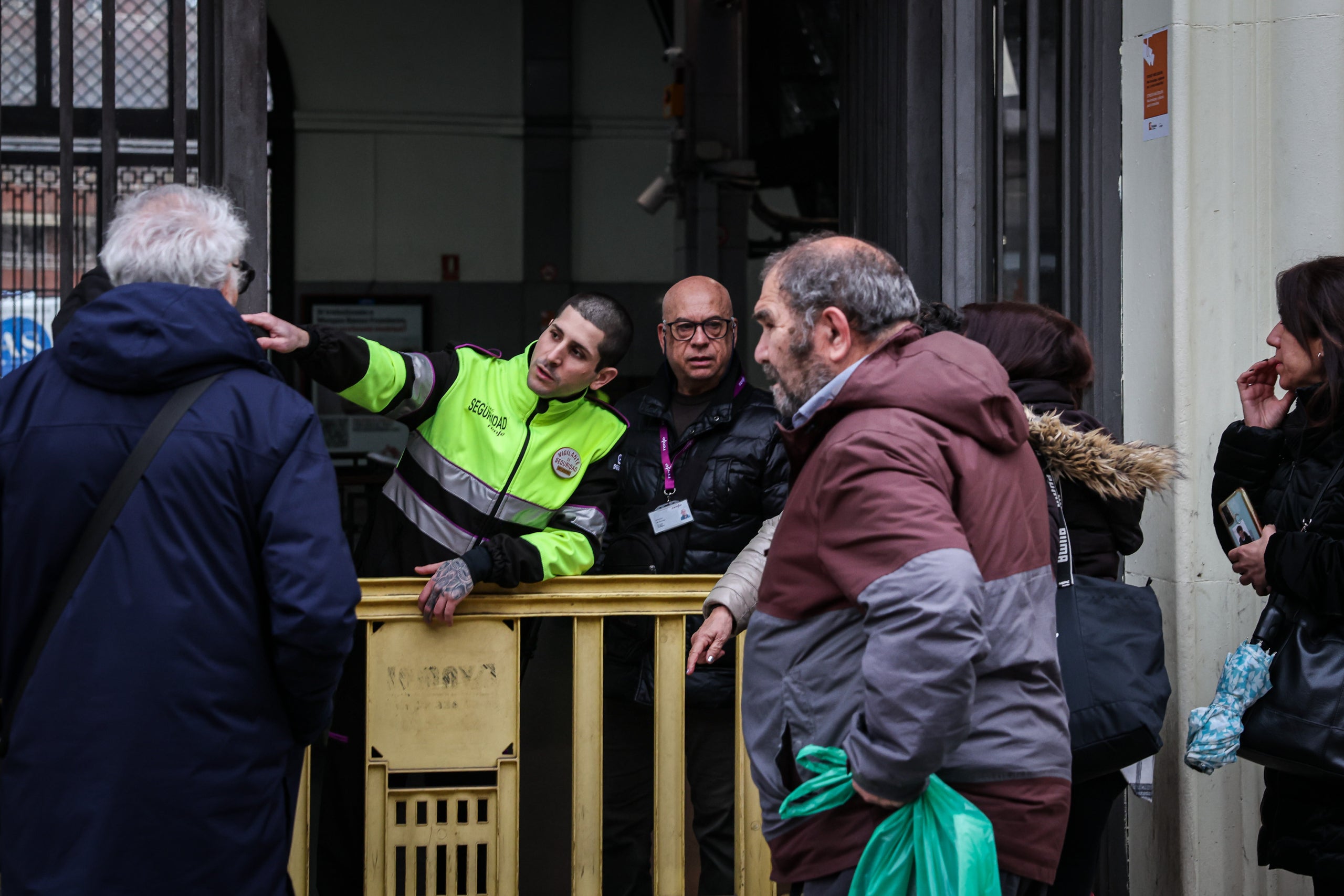 Els informadors de Renfe diuen als usuaris cap on dirigir-se per buscar transports alternatius després de la suspensió del servei de Rodalies | Pau Cortina (ACN)