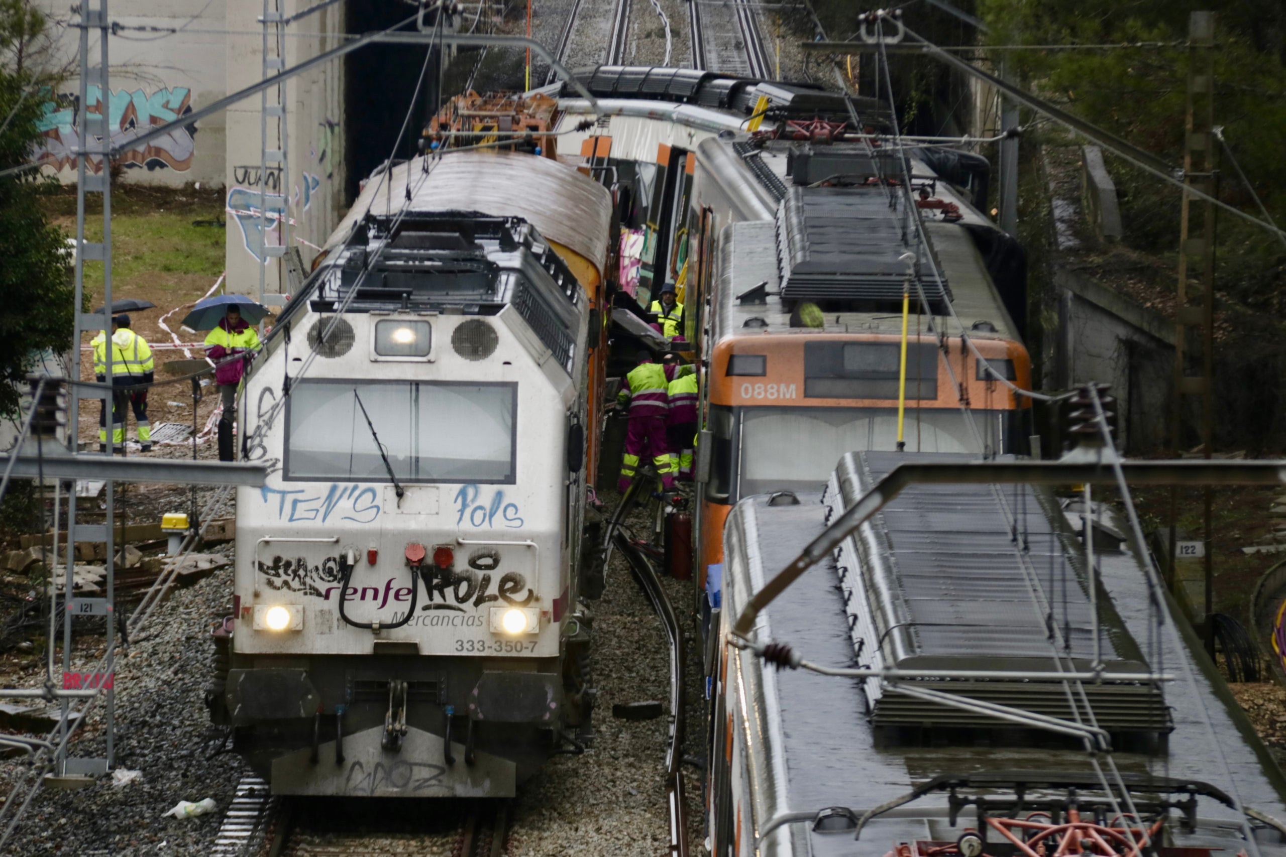 Personal de Renfe treballant al tren accidentat a Gelida | Jordi Pujolar (ACN)