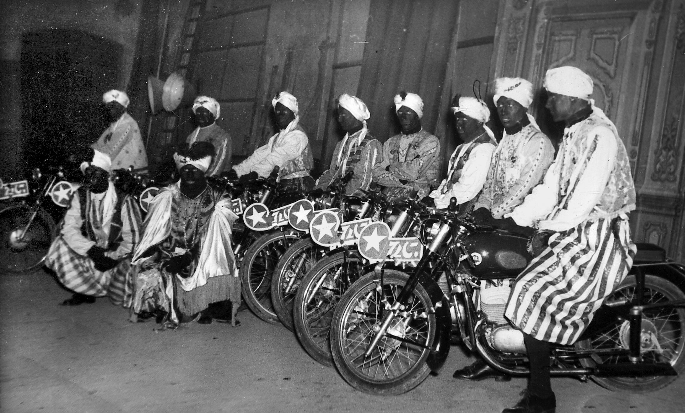 Els patges de ses Majestats d'Orient arriben en moto a la cavalcada d'Igualada de l'any 1954/Arxiu Nacional de Catalunya