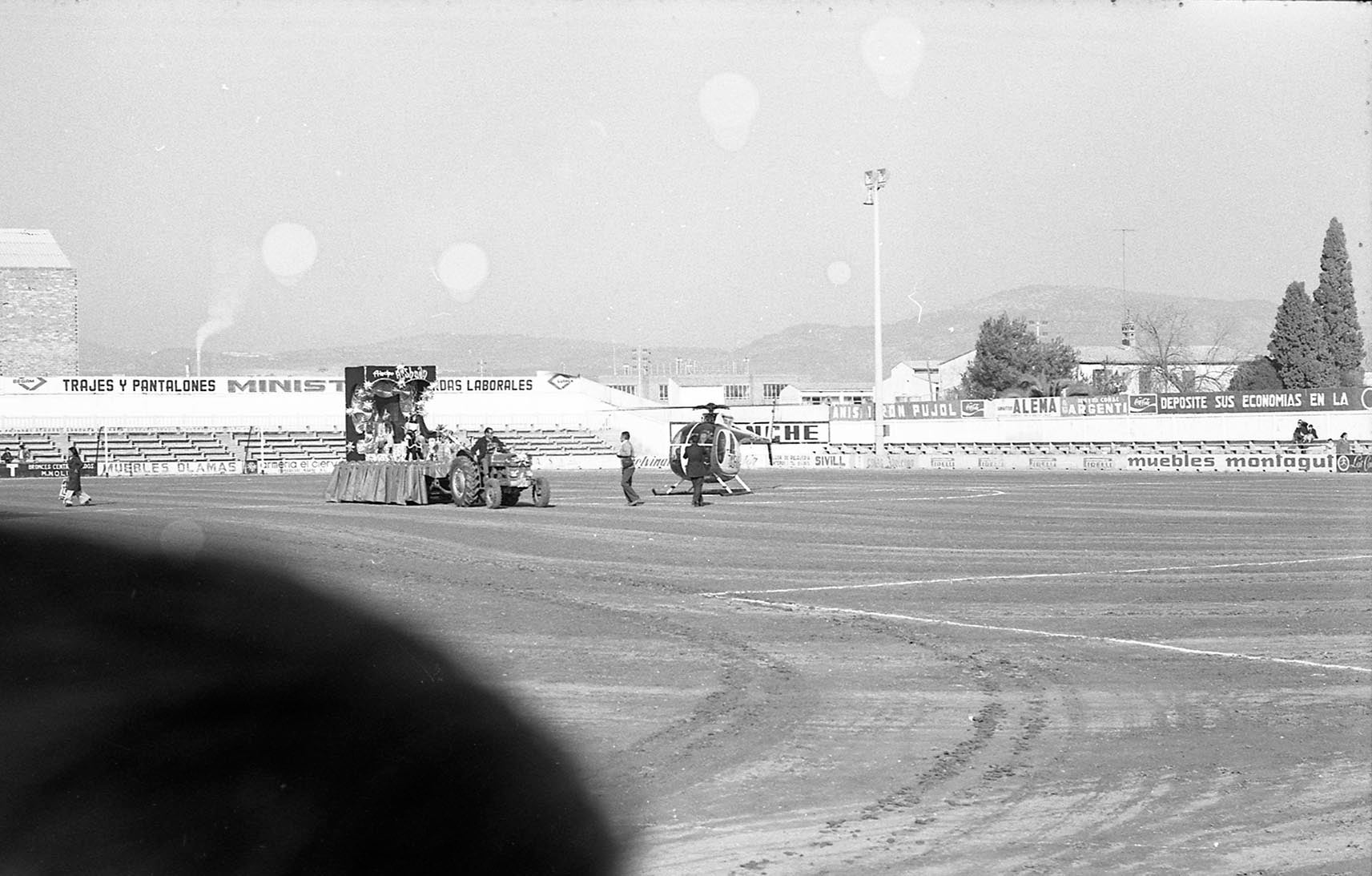 Els Reis d'Orient arribats en helicòpter a Vilanova i la Geltrú/Arxiu Nacional de Catalunya