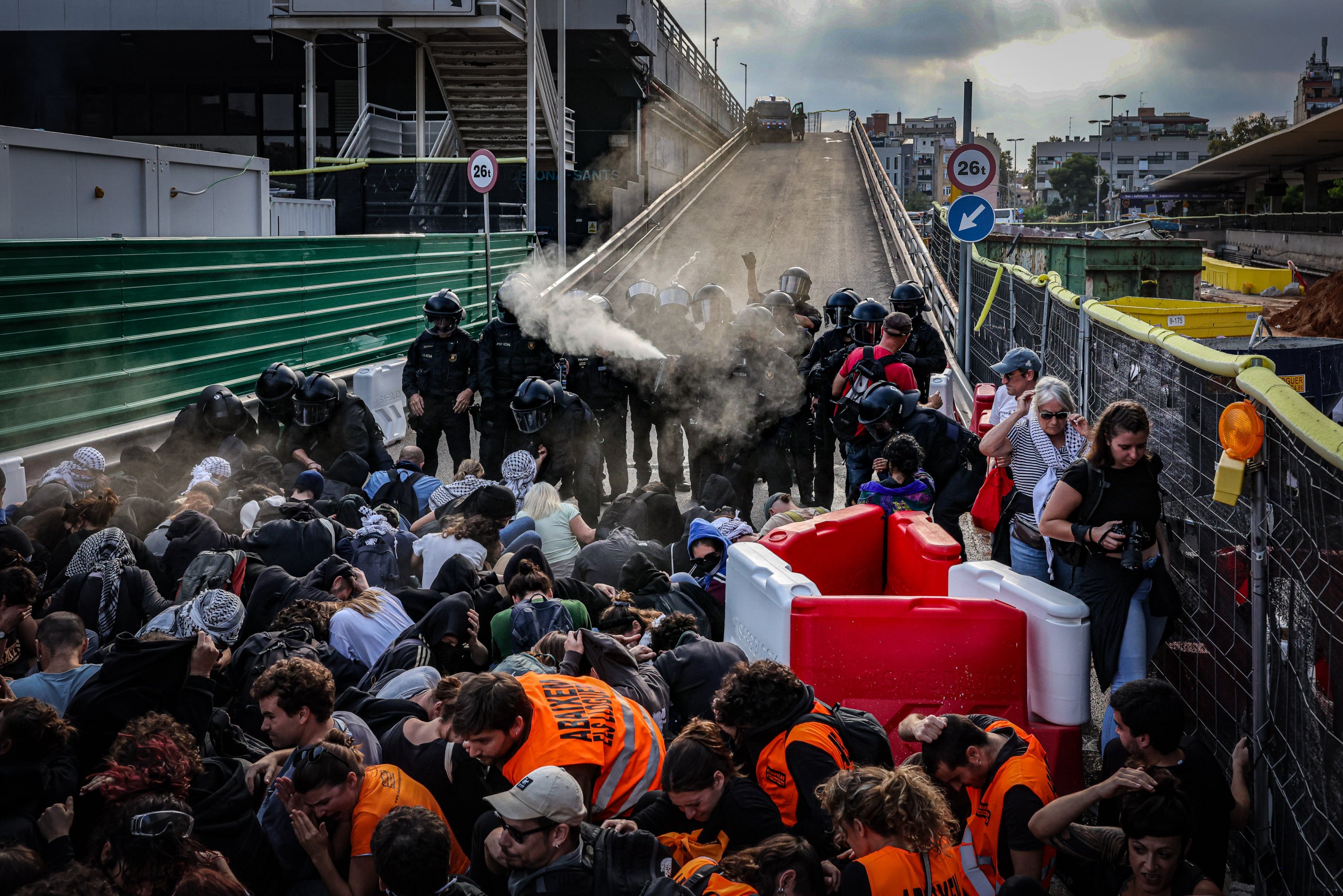 Els Mossos disparen gas pebre contra els manifestants/Jordi Borràs/ACN