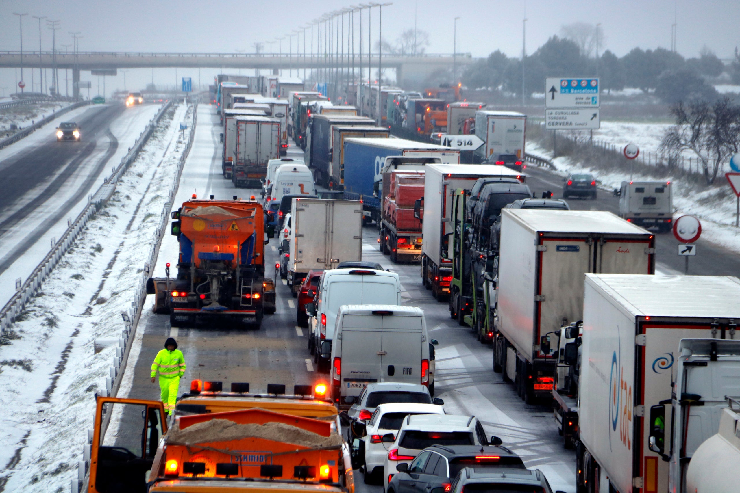Màquines llevaneus, camions i turismes atrapats a l'A-2 a l'altura de Fonolleres en sentit Barcelona per un accident | Oriol Bosch (ACN)