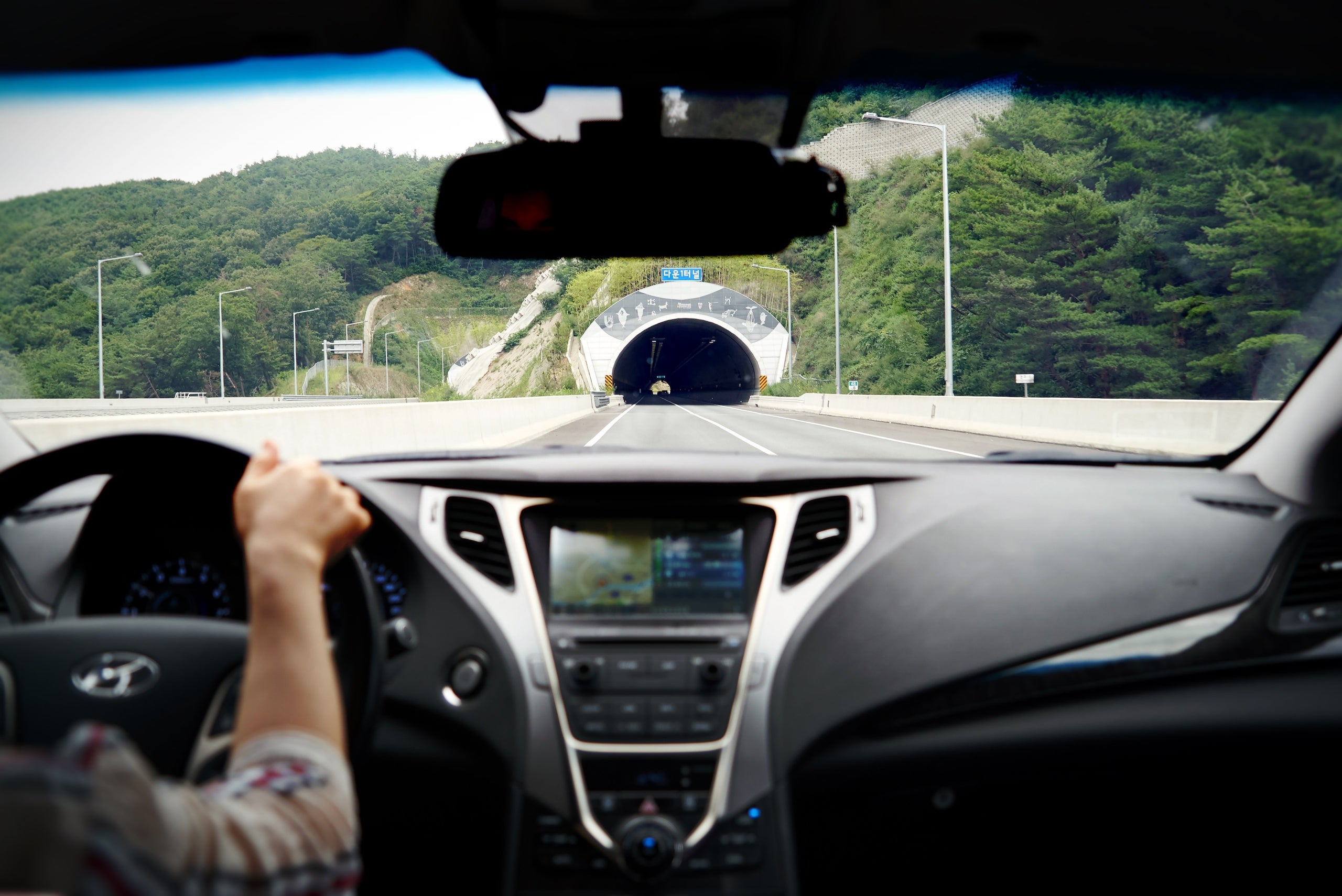 La conducció eficient no consisteix a circular més lentament, sinó a adaptar la manera de conduir a les característiques del vehicle, de la carretera i del trànsit / Foto: Pixabay