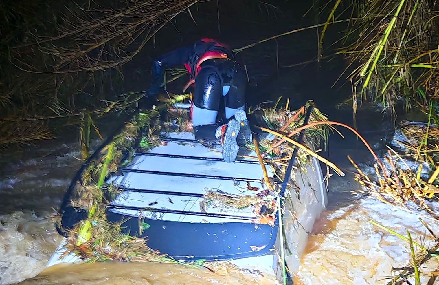 Un bomber, al sostre del vehicle localitzat a la riera del Baix Empordà / Bombers de la Generalitat