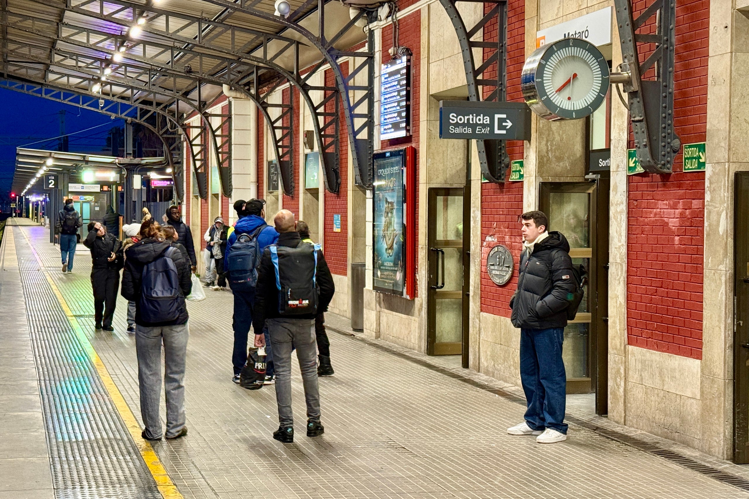 Viatgers esperen informació dels trens de Rodalies a Mataró / ACN