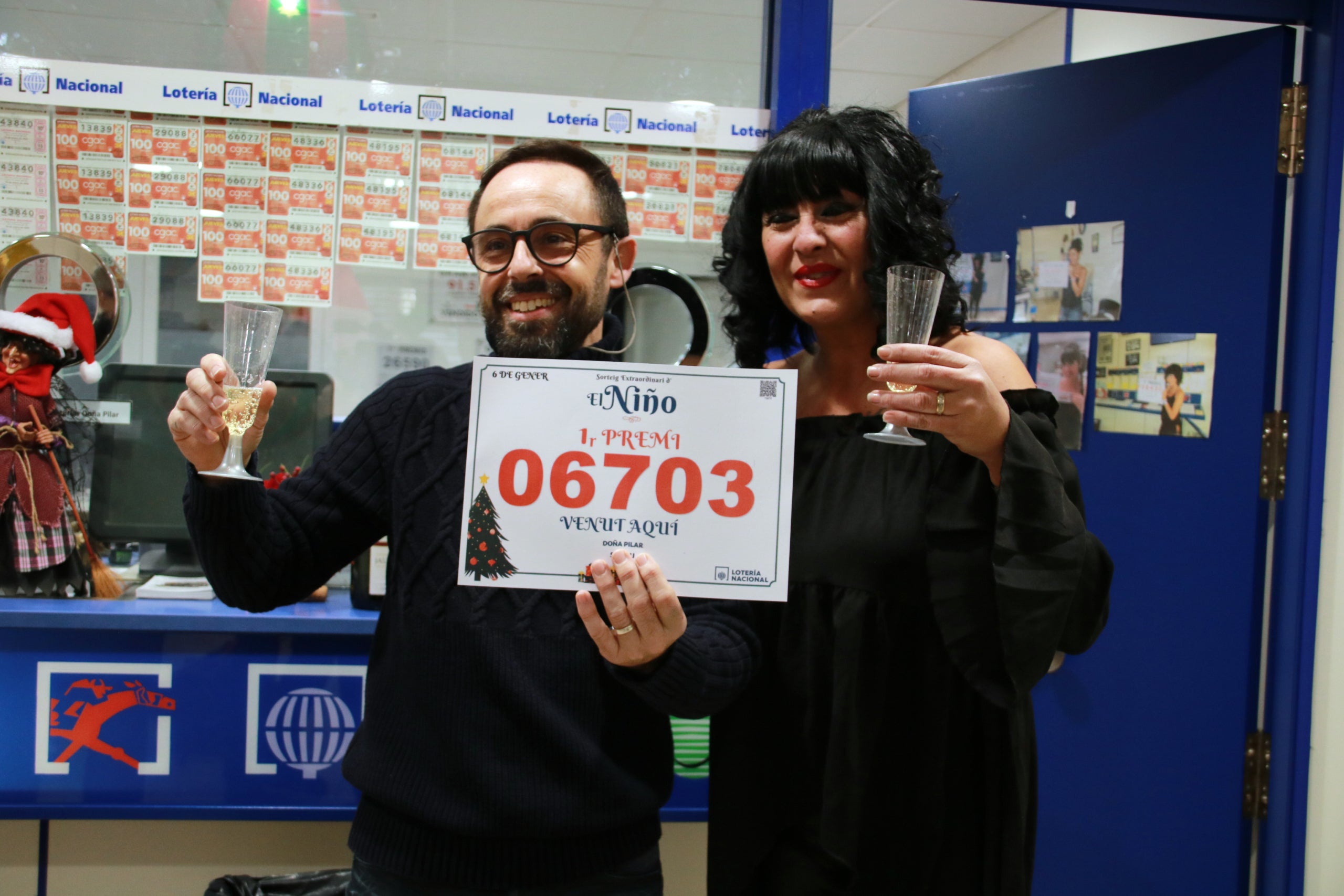 Els propietaris de l'administració de loteria de Salou que ha venut part del primer premi de la rifa de Reis / Mar Rovira (ACN)