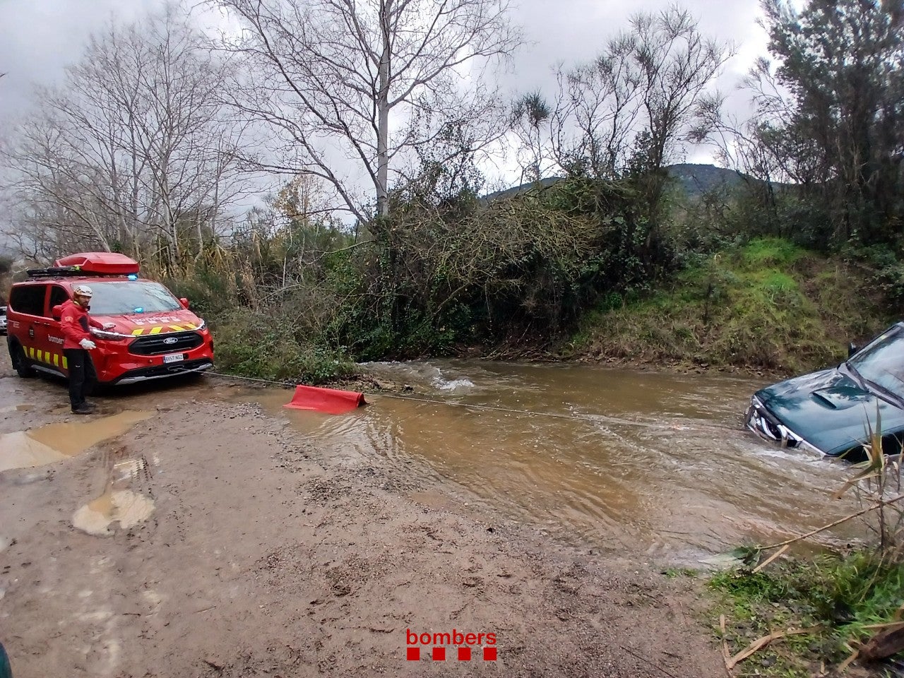 Els Bombers han ajudat a treure un vehicle bloquejat per l'aigua a la riera d'Alforja, al Baix Camp | Bombers de la Generalitat
