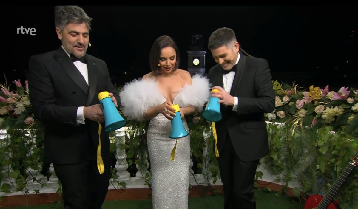 Chenoa i Estopa jugant amb els megàfons a les campanades a TVE | RTVE