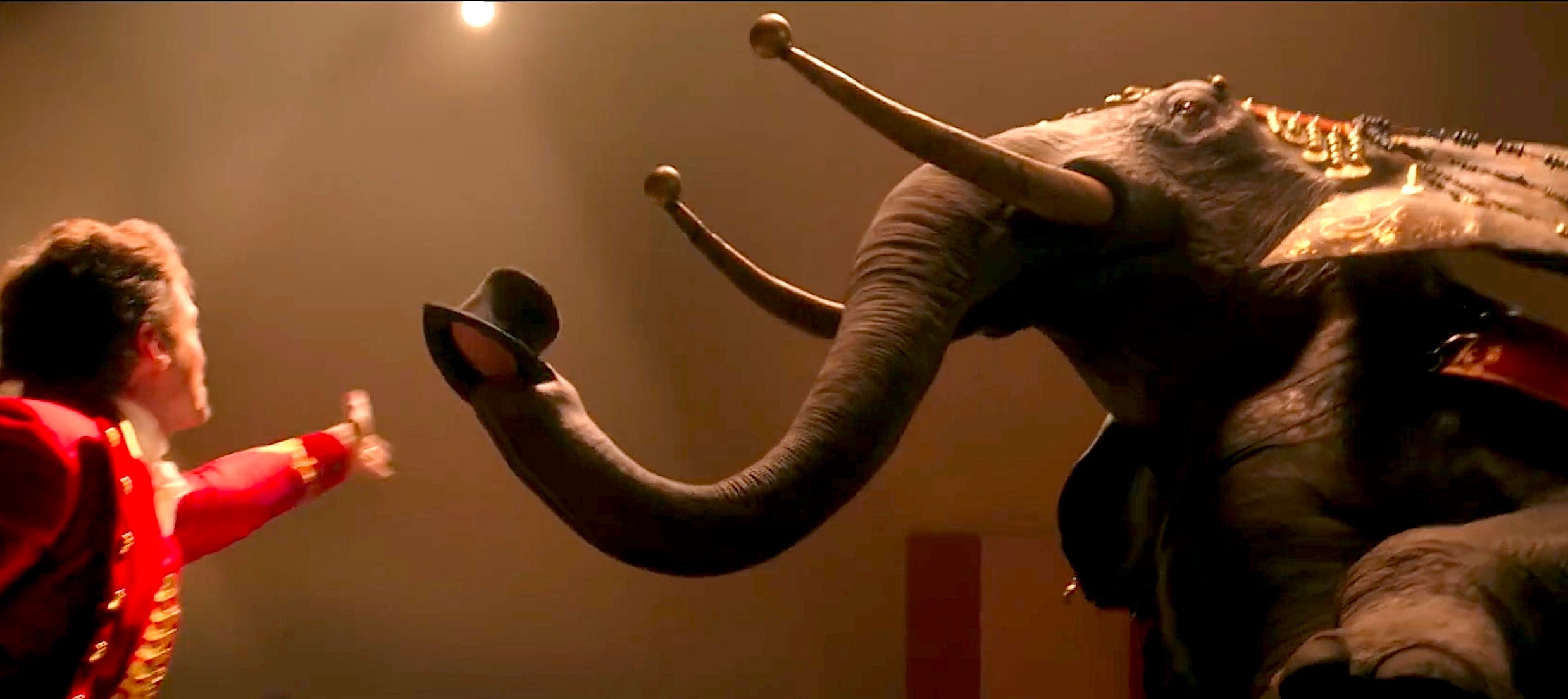 Hugh Jackman i un elefant en un moment de la pel·lícula 'El showman', emesa aquest divendres a TV3