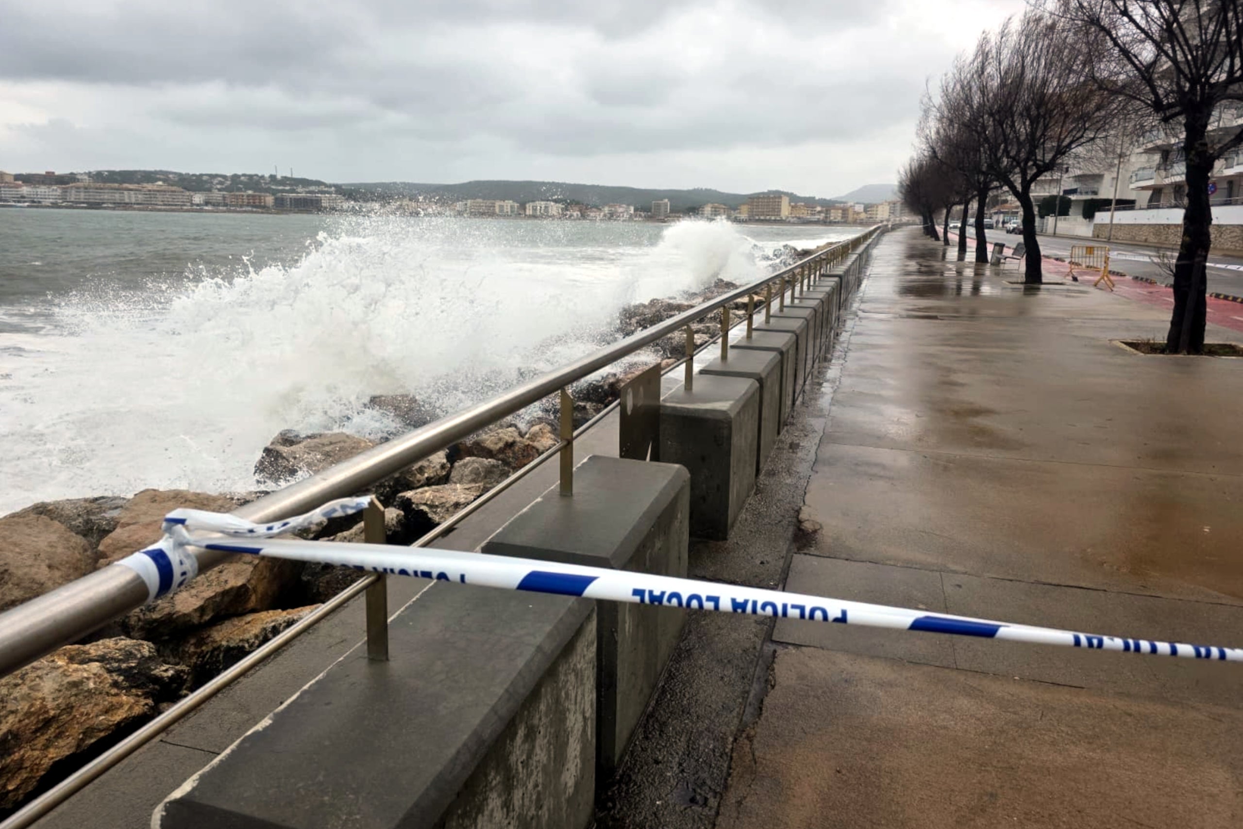 La policia local de l'Escala ha tallat un tram del passeig marítim pel fort onatge / ACN