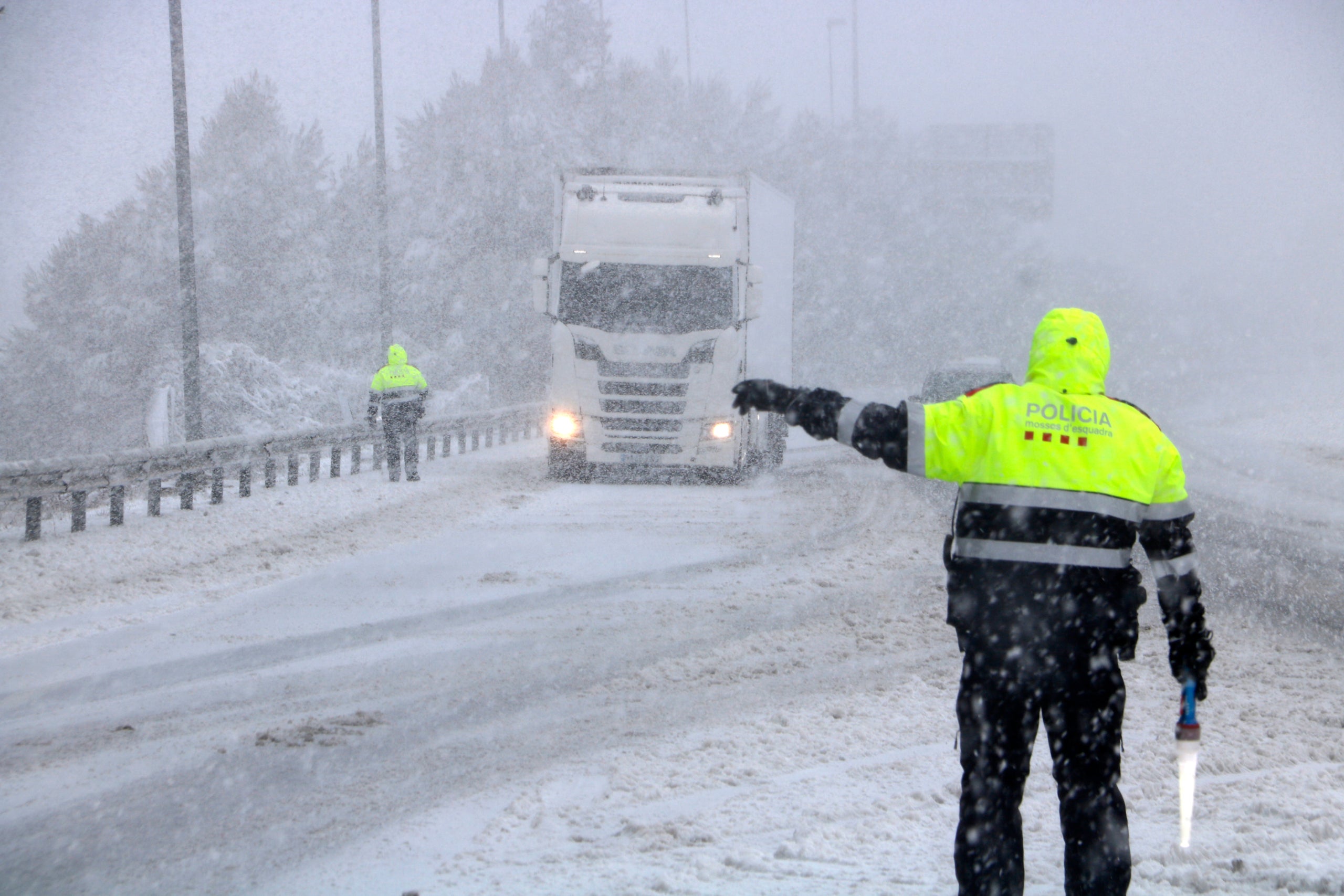 Un agent dels Mossos d'Esquadra desvia un camió a l'A-2 / ACN
