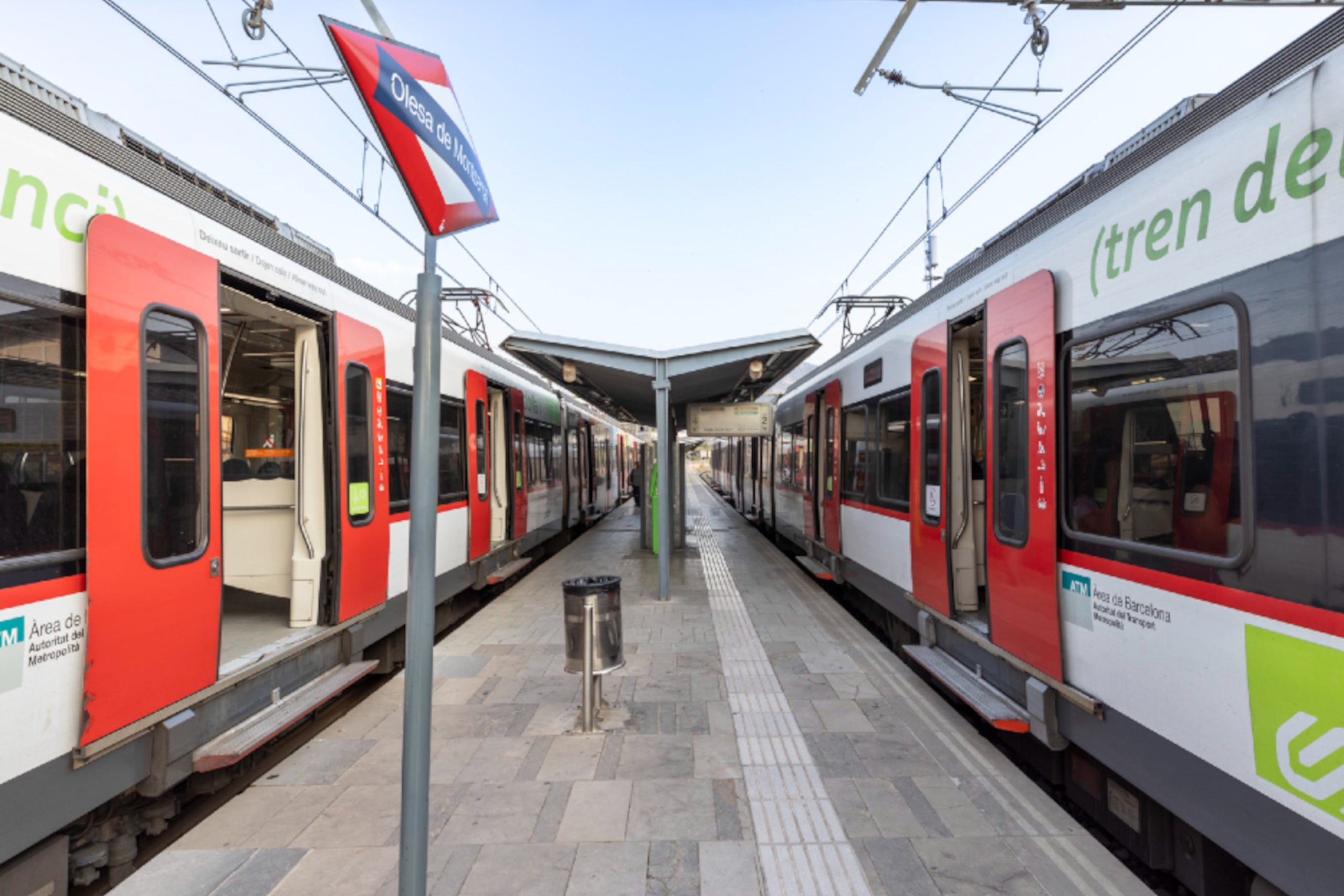 Dos trens a l'estació d'Olesa de Montserrat. 
| Cedida a l'ACN per FGC