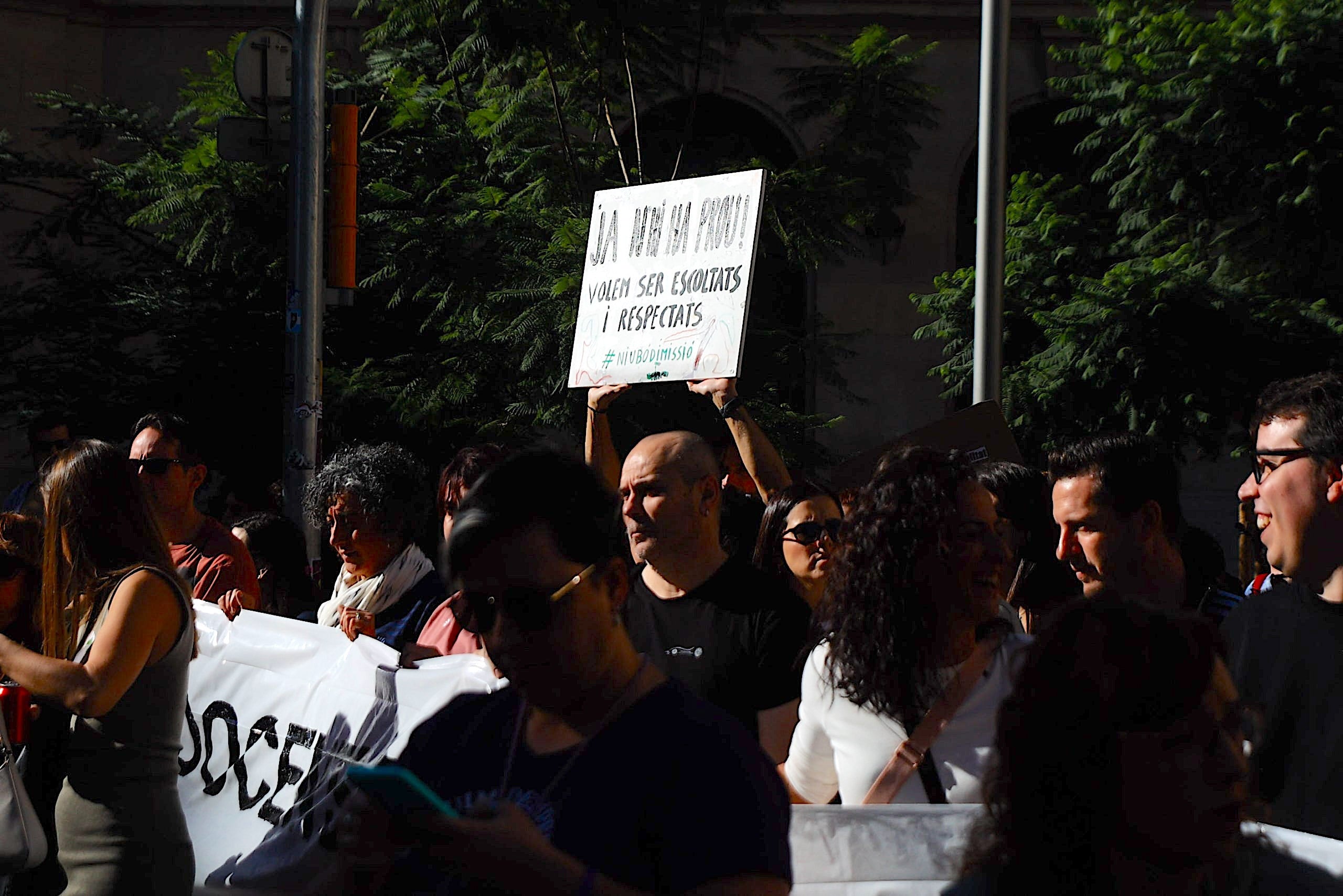 Imatge d'un docent amb un cartell que diu 'volem ser escoltats i respectats' durant la manifestació massiva del 15 de novembre / Kike Rincón (Europa Press)
