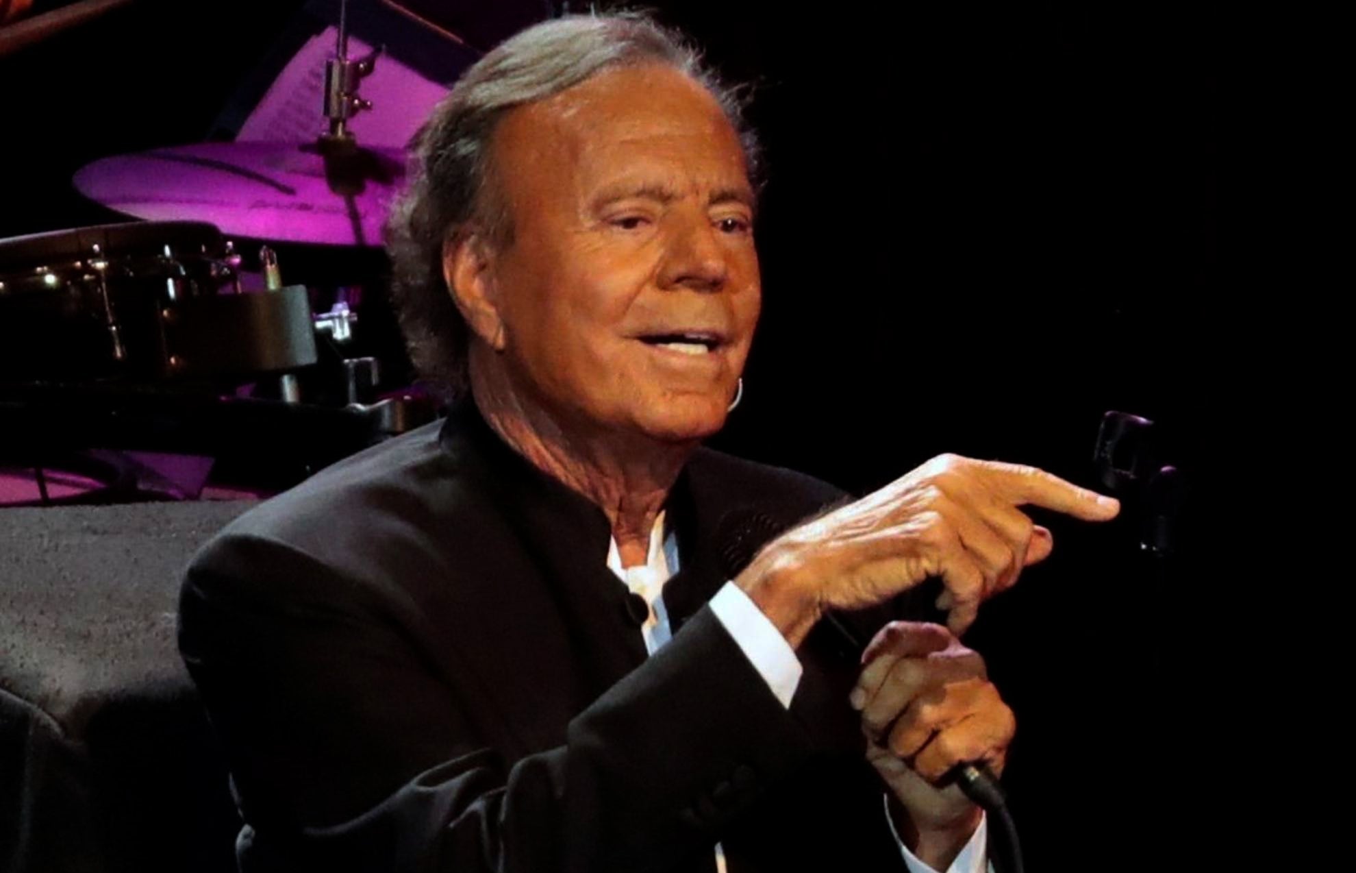 Dues extreballadores de Julio Iglesias l'acusen d'agressió sexual - Europa Press