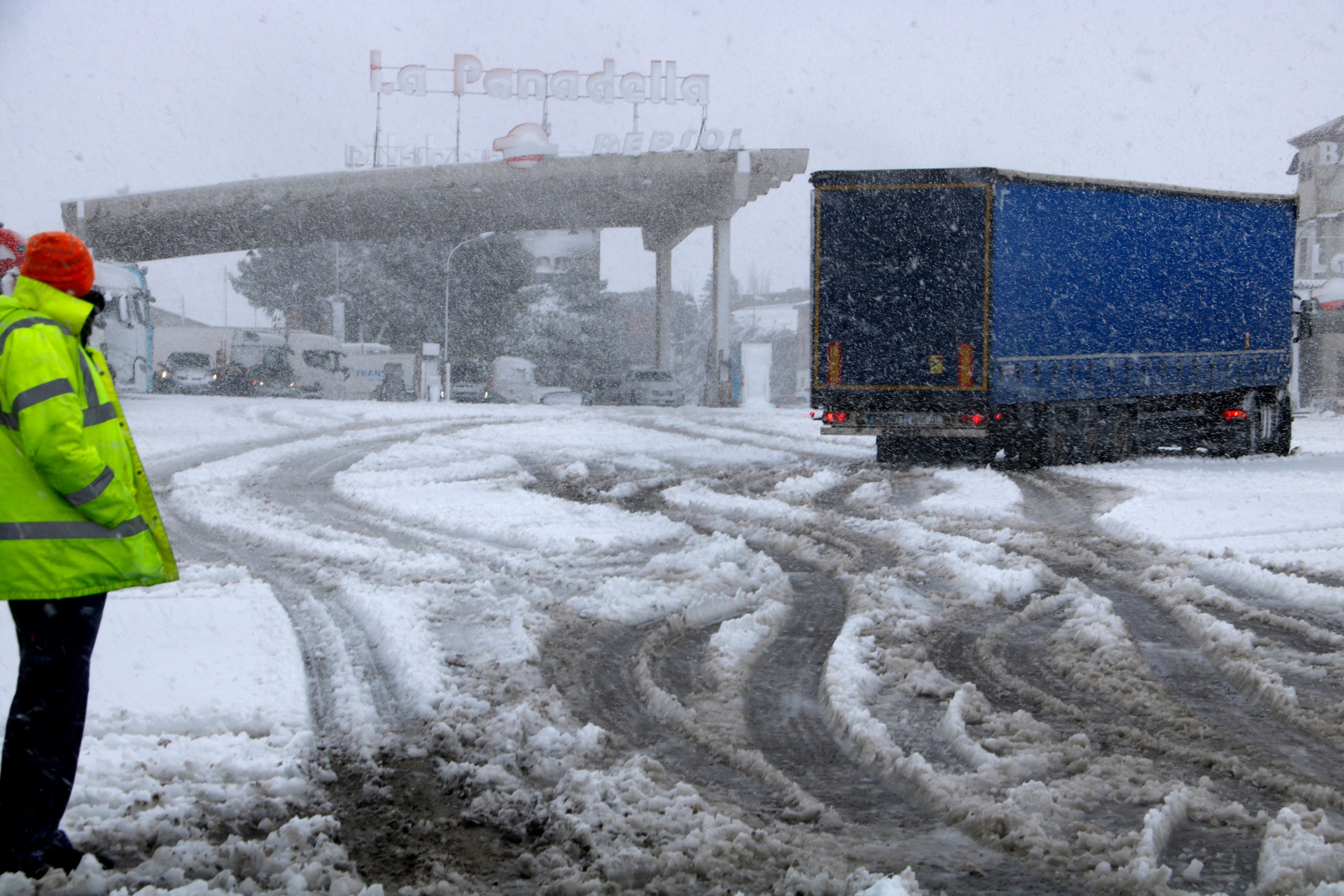 Camions aturats per la neu a l'àrea de servei de la Panadella / ACN