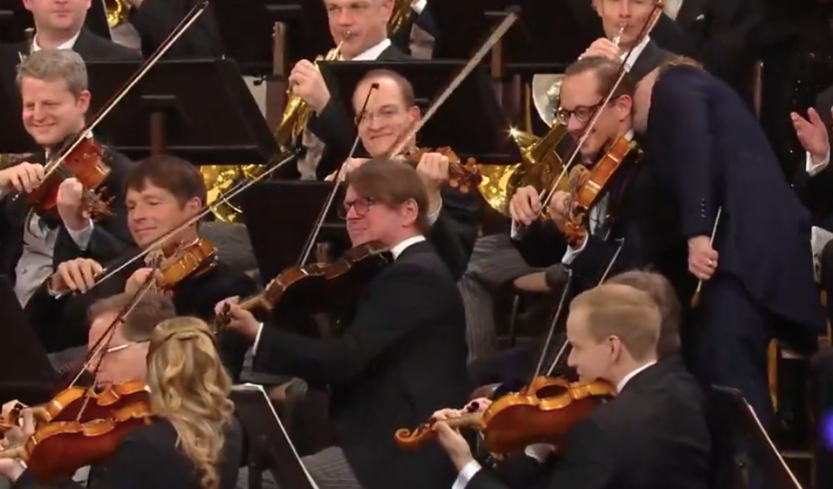 El moment del petó entre el director i el seu marit durant el concert | RTVE