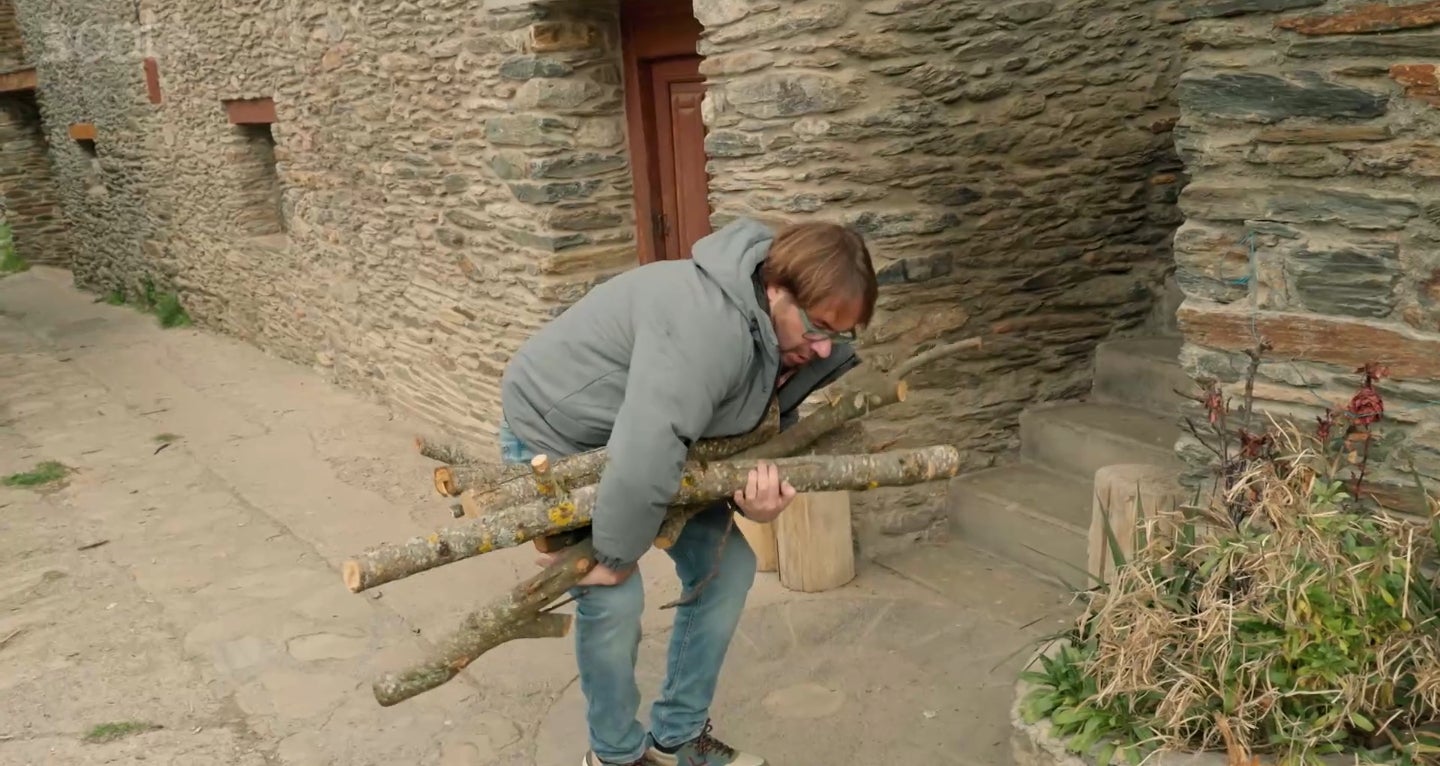 El presentador ha patit quan ha hagut de moure els troncs - TV3