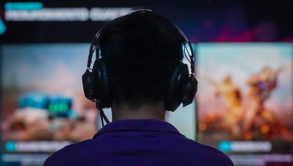 Imatge d'un jove amb els auriculars posats a punt de jugar a un videojoc / Europa Press