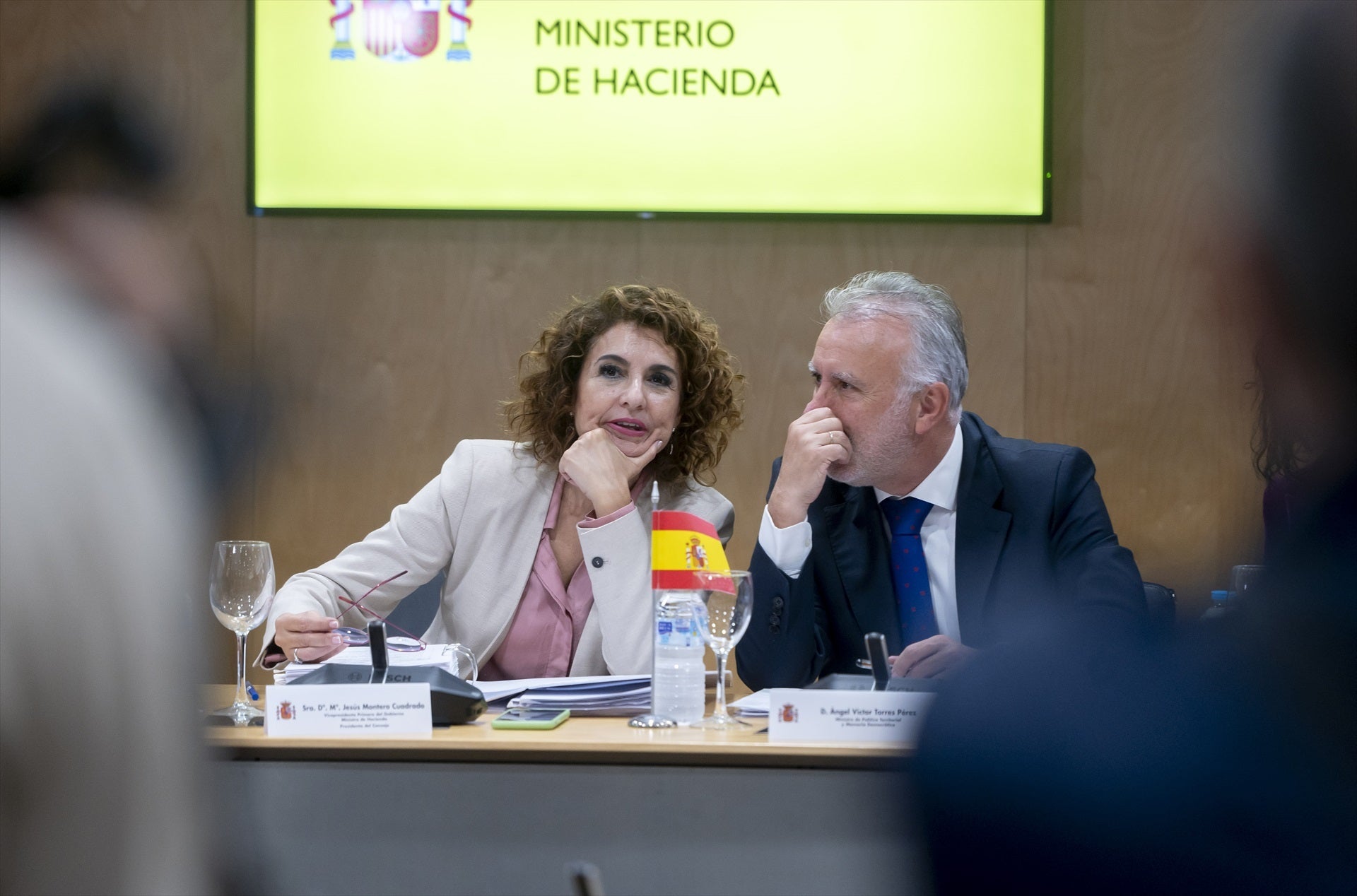 La ministra d'Hisenda, María Jesús Montero, parla amb el ministre de Política Territorial, Ángel Torres, en l'últim Consell de Política Fiscal / Europa Press