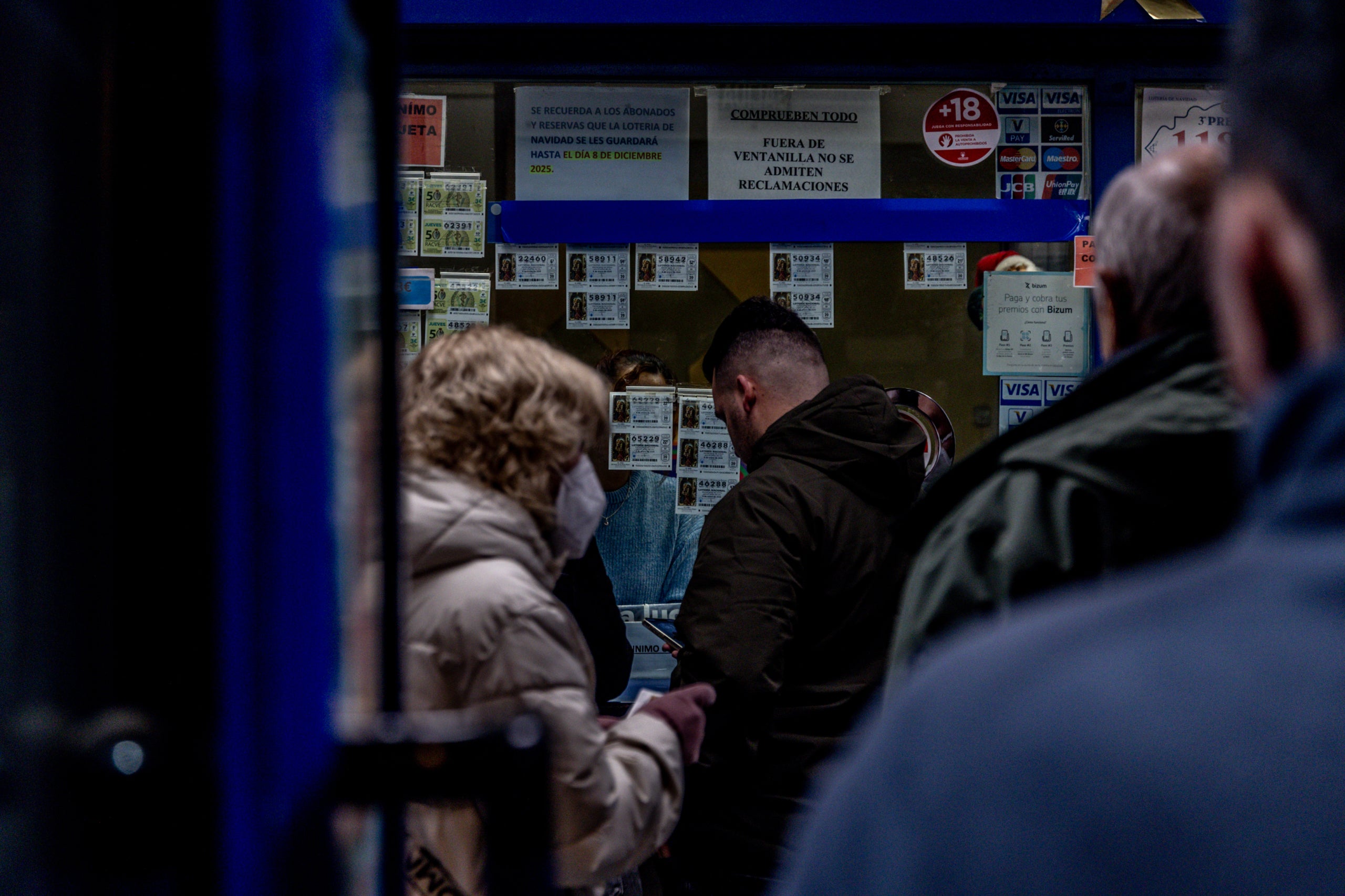 Imatge d'algunes persones comprant la rifa de Reis a última hora / Europa Press