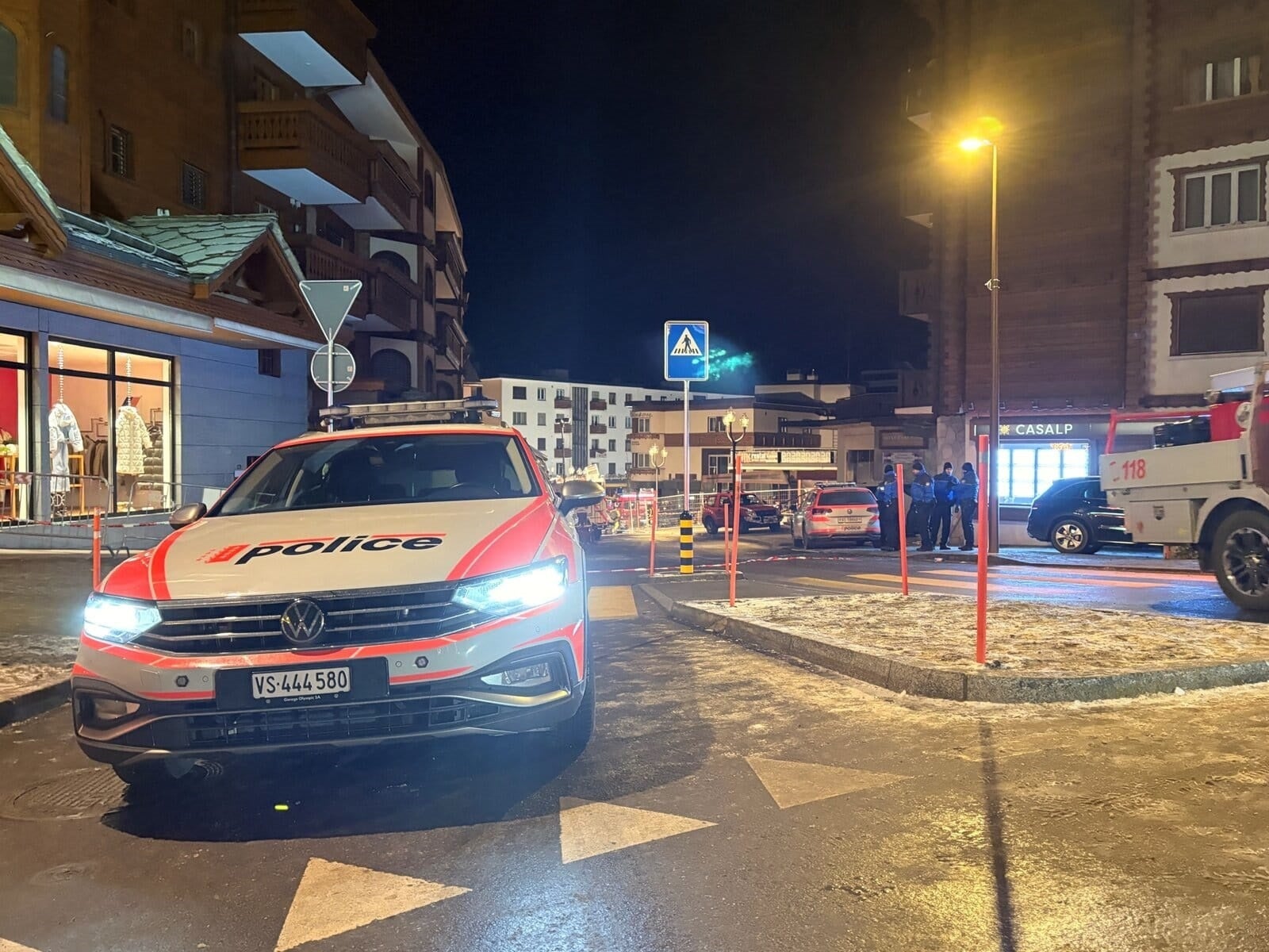 Un coche de policía en los alrededores del restaurante incendiado por Año Nuevo en Suiza / Policía de Valais