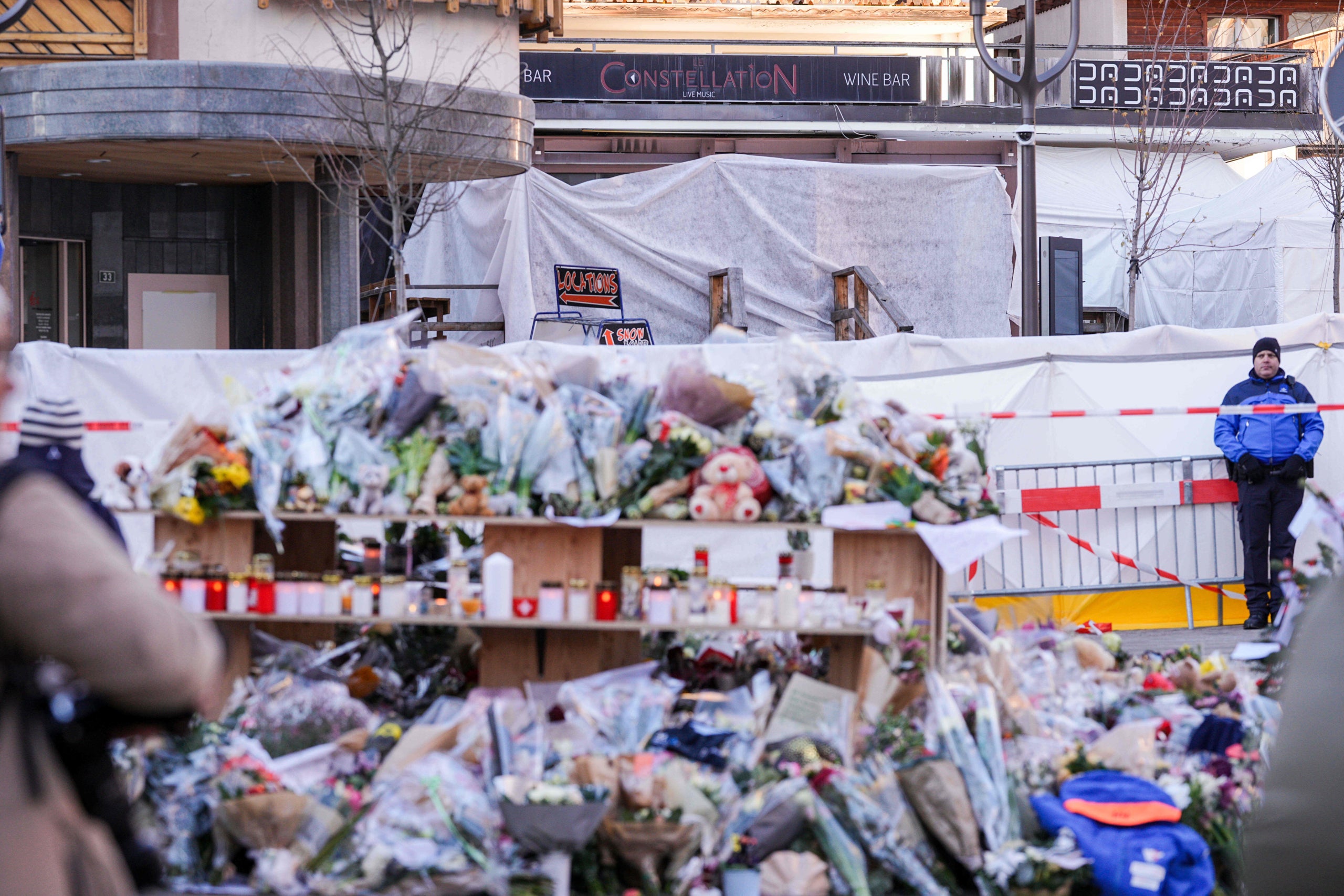 Ofrenes florals en memòria de les persones mortes a l'incendi d'un incendi a Suïssa | Europa Press / Contacto / Marco Alpozzi