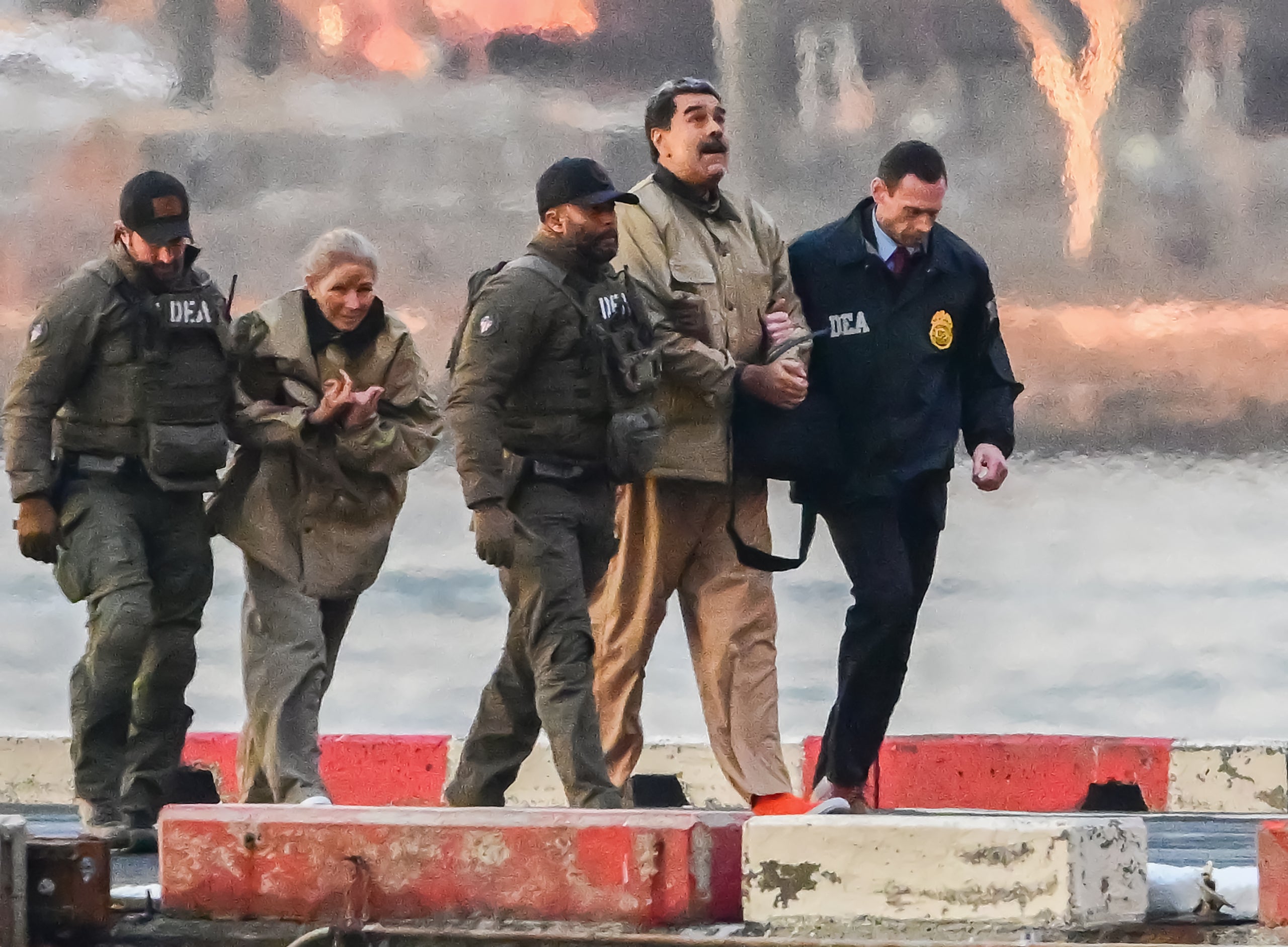 El presidente de Venezuela Nicolás Maduro, a la segunda derecha, y su esposa, Cilia Flores, a la segunda izquierda, llegan al helipuerto de Wall Street en el distrito de Nueva York de Manhattan, Nueva York, para ser transportados para aparecer en un tribunal de Nueva York el lunes 5 de enero de 2026. Se deben presentar como parte de una acusación de Narcoterrorismo contra ellos por parte de los Estados Unidos | Kyle Mazza-CNP / Zuma Press / ContactoPhoto (EUROPA PRESS