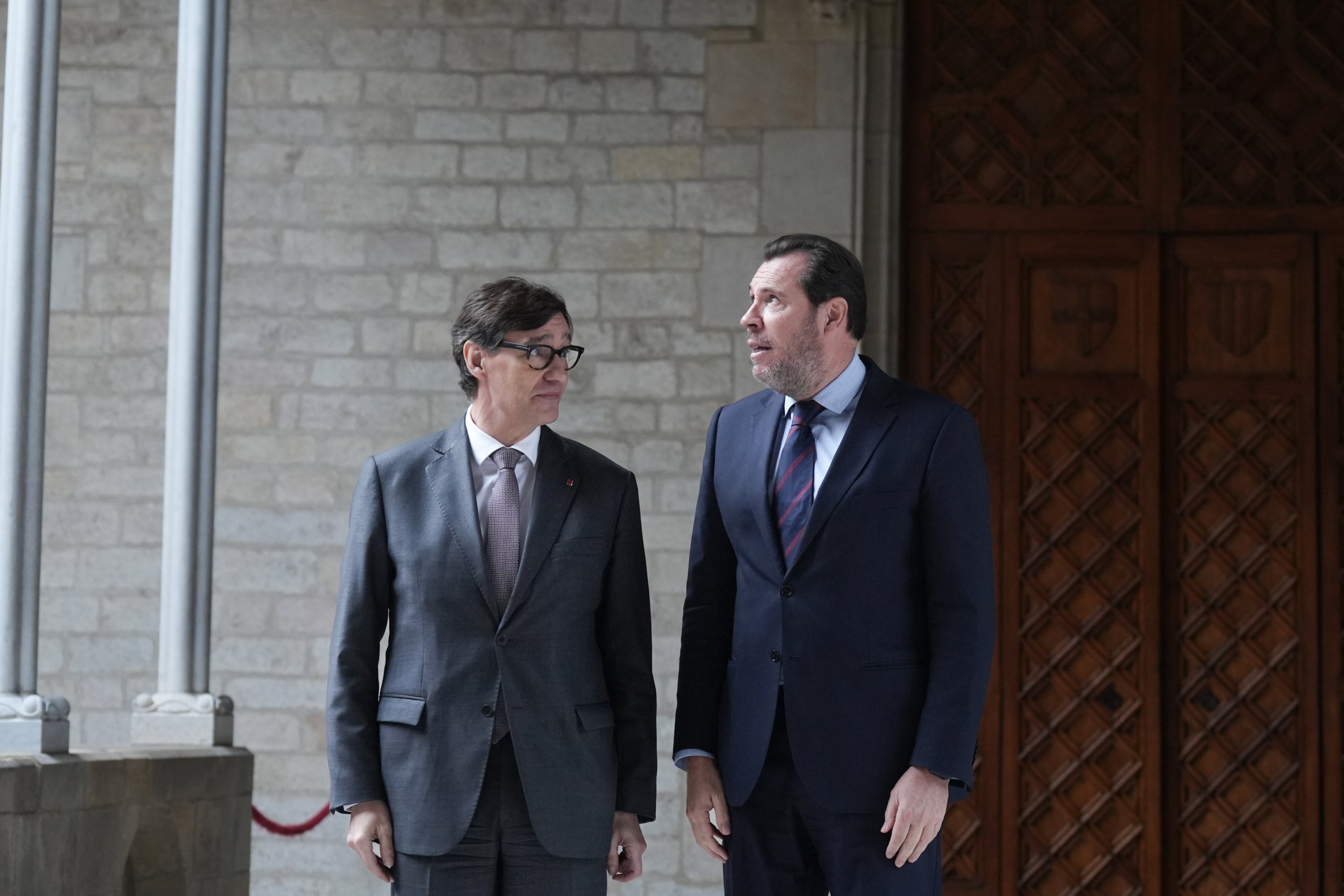 El ministre de Transports, Óscar Puente, i el president de la Generalitat, Salvador Illa, durant l'acte per escenificar la conformació de la nova empresa mixta de Rodalies / David Zorrakino (Europa Press)