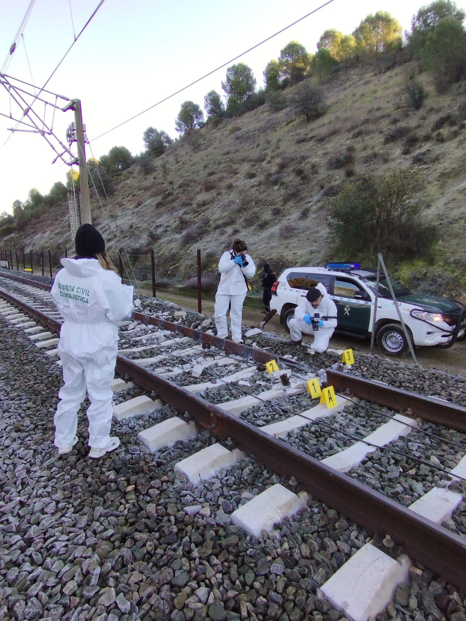Agentes de la Guardia Civil inspeccionan la vía del tren donde descarrilaron dos trenes de alta velocidad en Adamuz / Europa Press