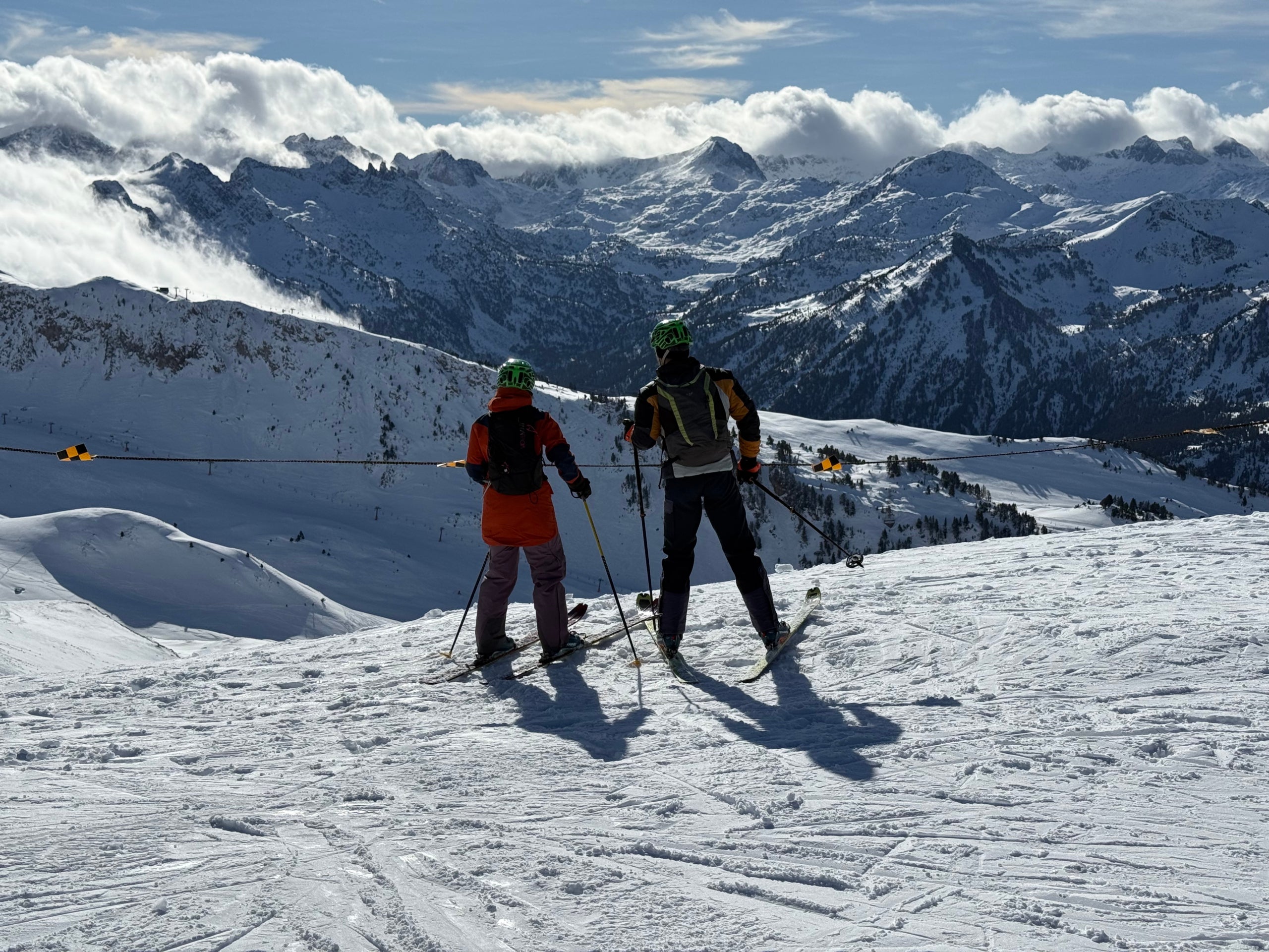 Dos esquiadors contemplen les muntanyes nevades des de Baqueira Beret / ACN